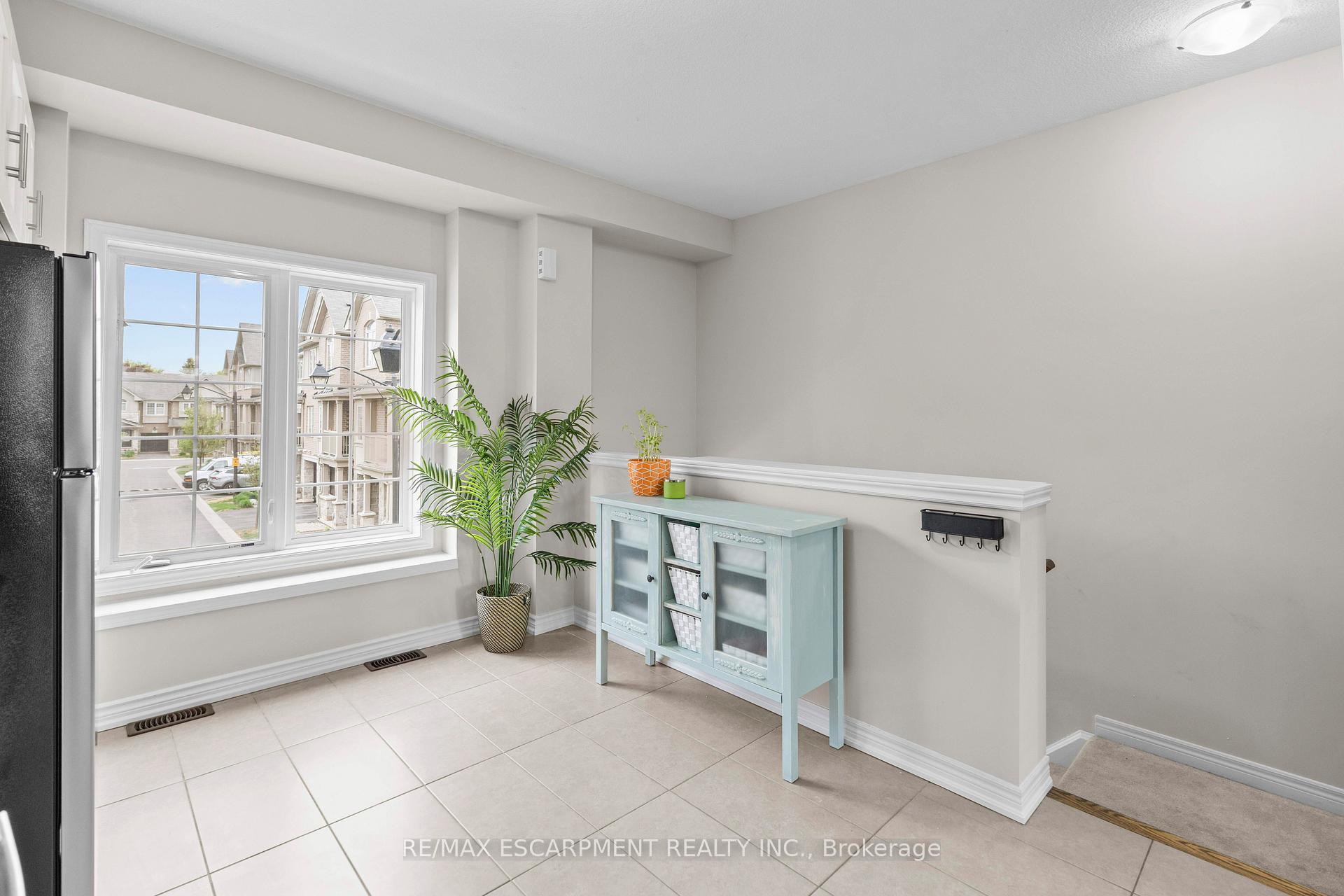 3 Bedrooms Condo at 215 Dundas, Hamilton For sale