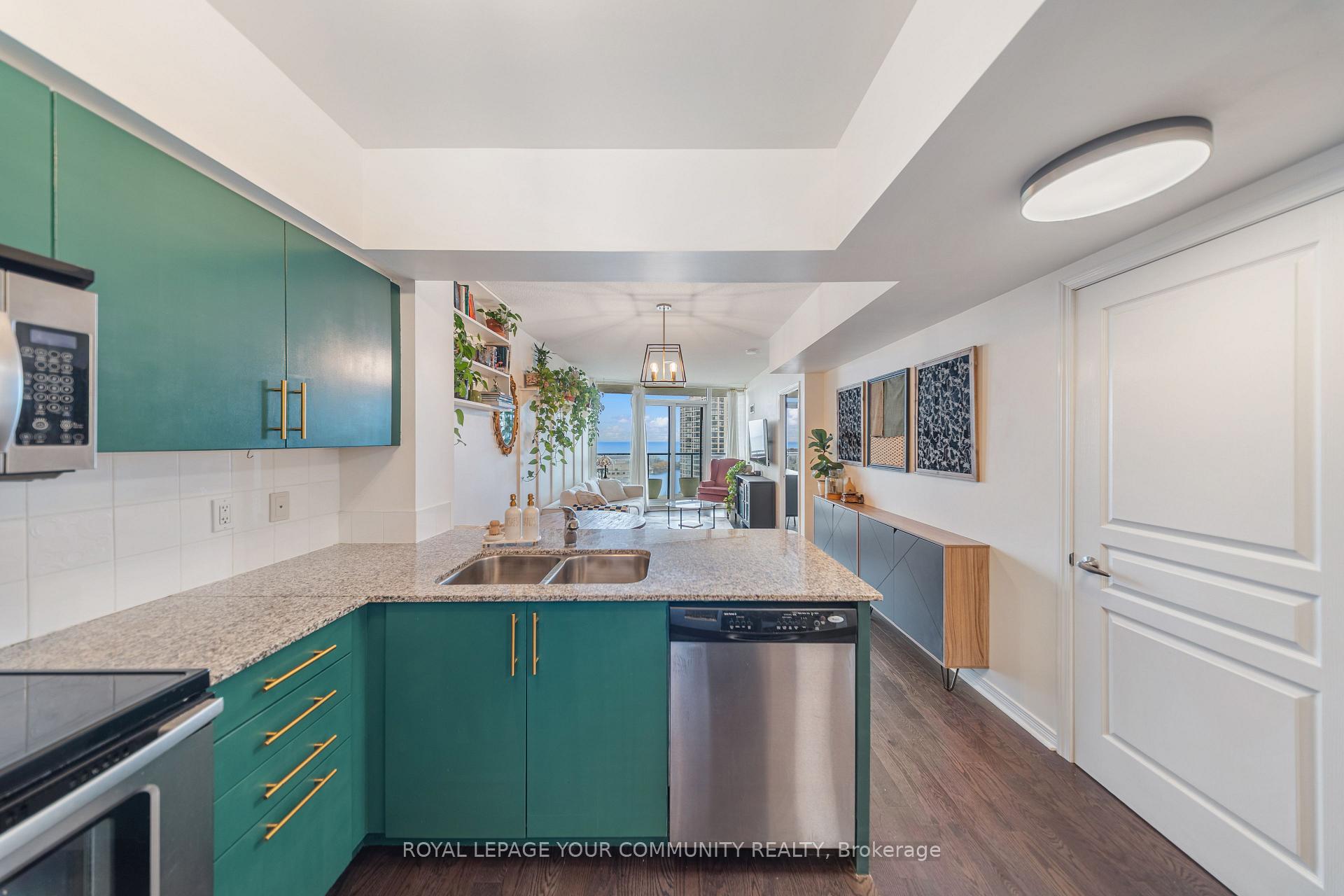 2 Bedrooms Condo at 15 Legion, Toronto For sale