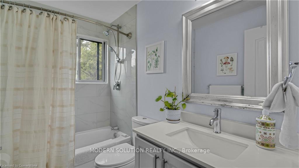 4 Bedrooms Condo at 1016 Falgarwood, Oakville For sale