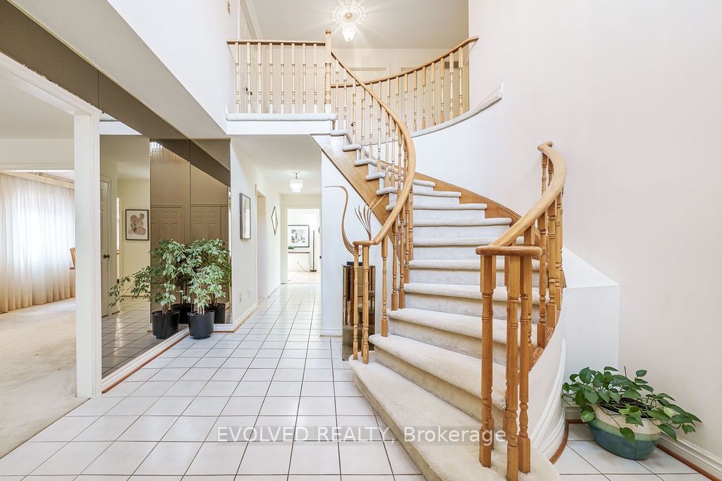 27 Hewlett Crescent
