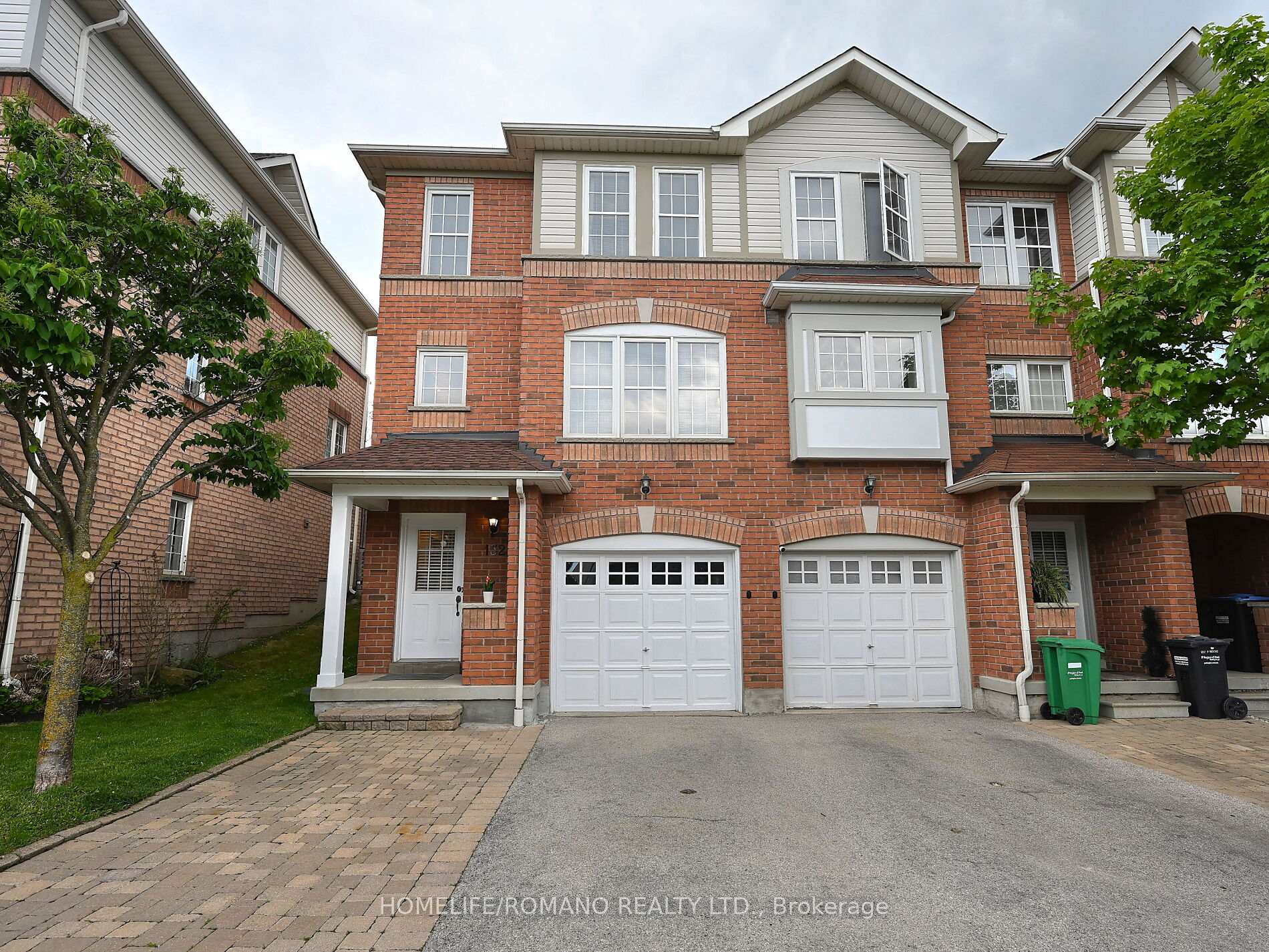 4 Bedrooms Condo at 3030 Breakwater, Mississauga For sale