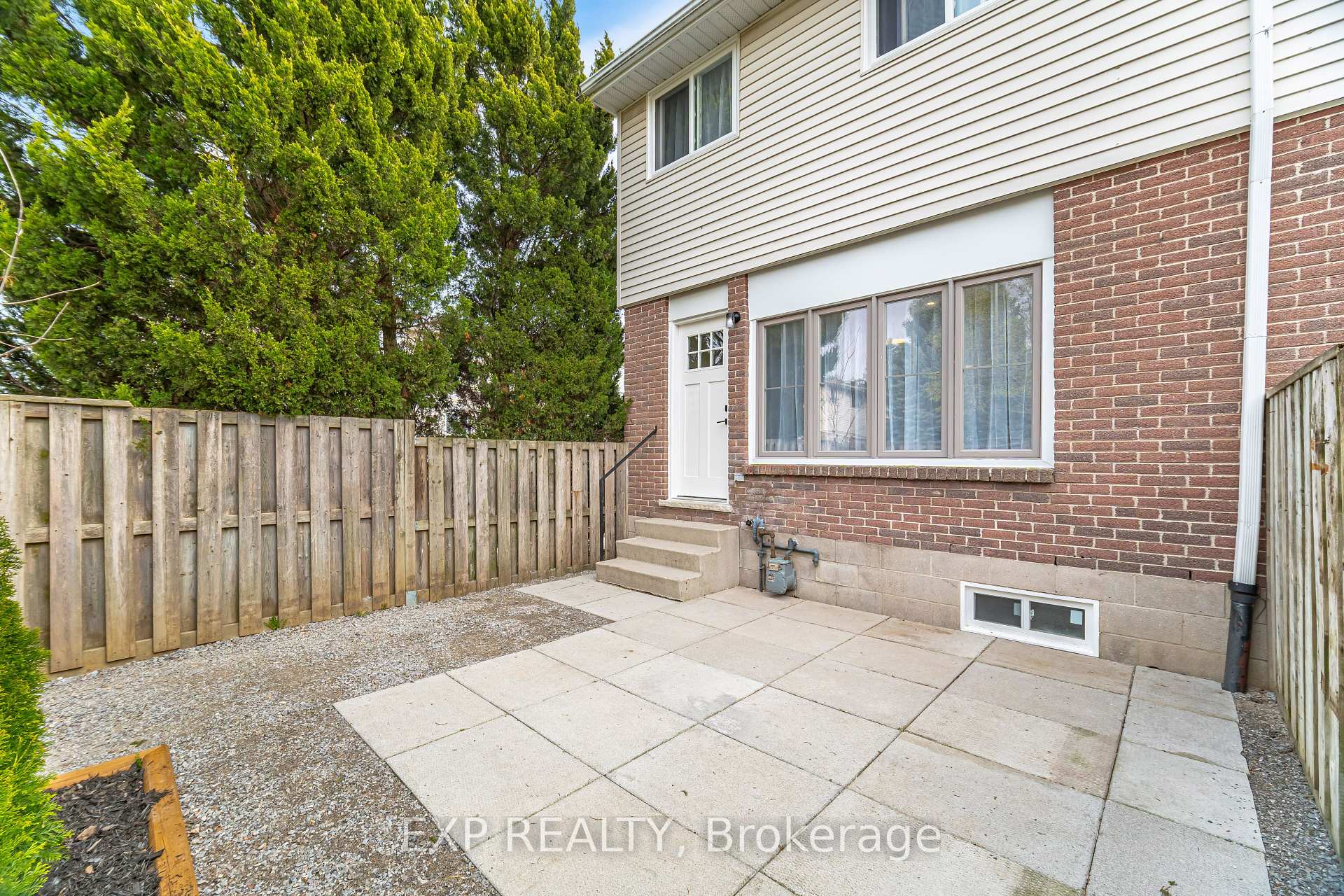 3 Bedrooms Condo at 120 Quigley,  Hamilton For sale
