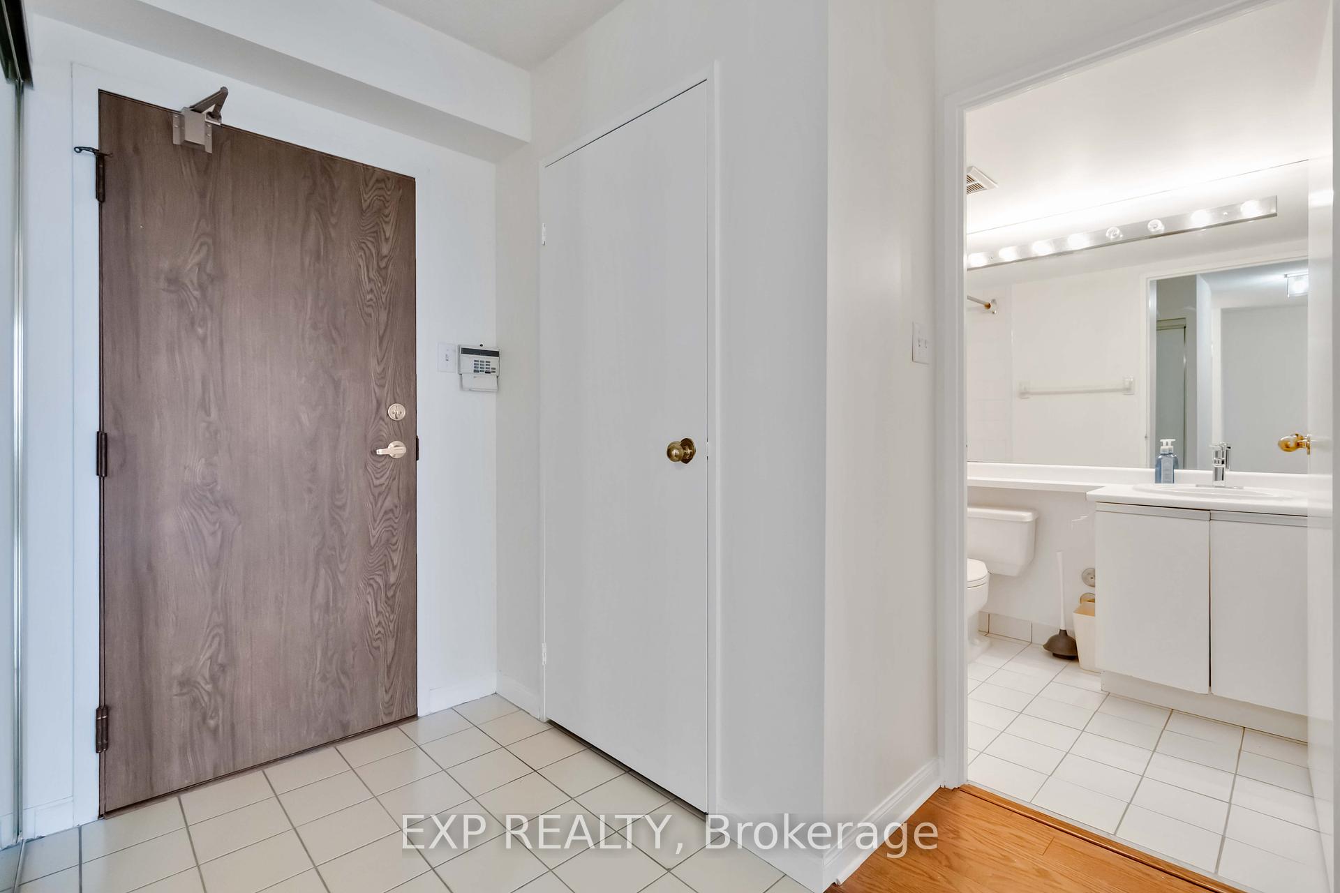 2 Bedrooms Condo at 550 Webb, Mississauga For sale