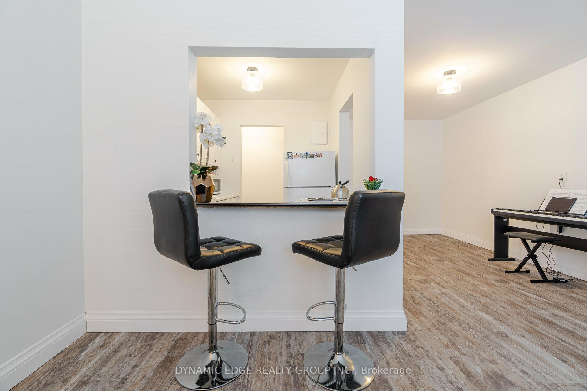2 Bedrooms Condo at 57 Mericourt,  Hamilton For sale