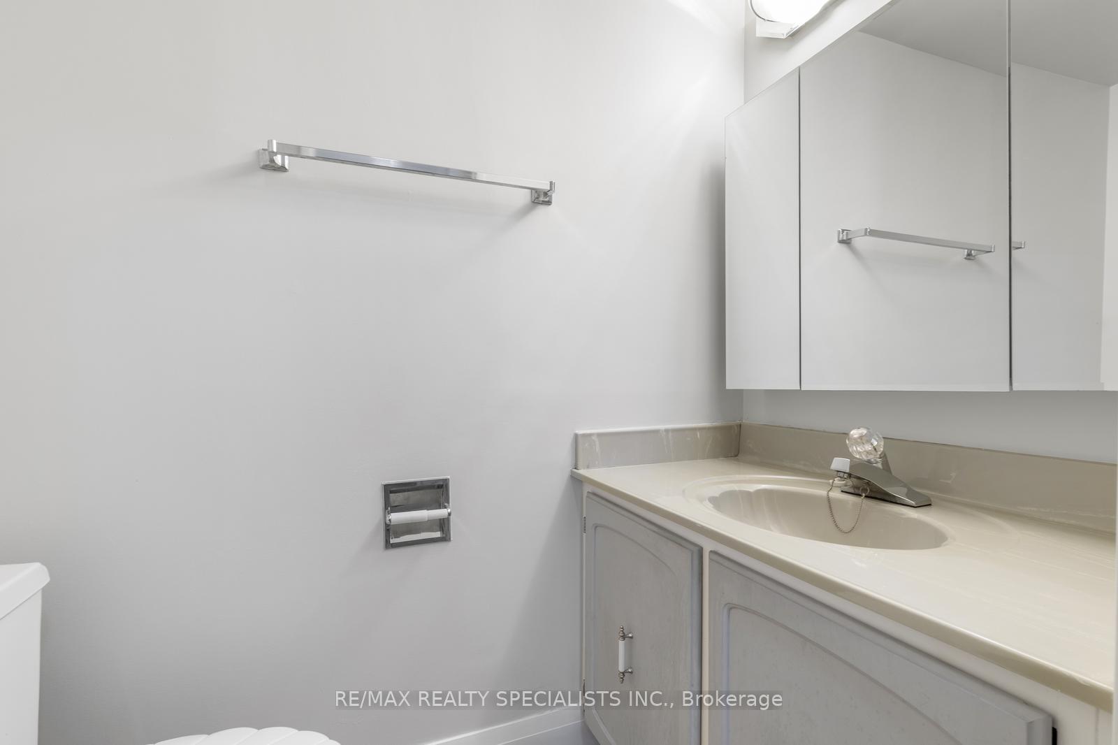 2 Bedrooms Condo at 2929 Aquitaine, Mississauga For sale