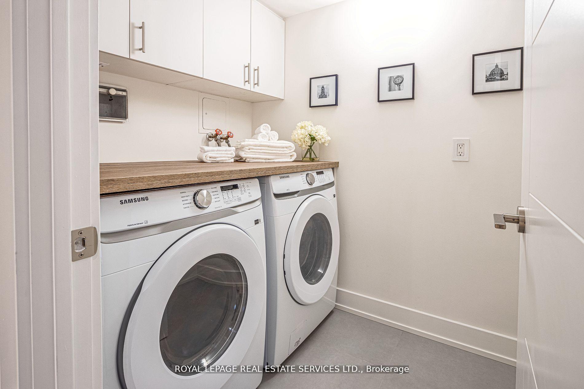 2 Bedrooms Condo at 175 Cumberland, Toronto For sale