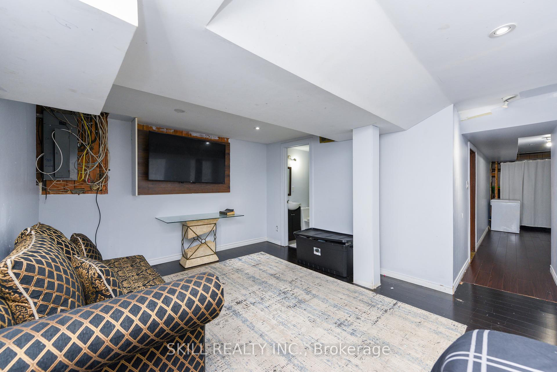 5 Bedrooms Condo at 7500 Goreway,  Mississauga For sale