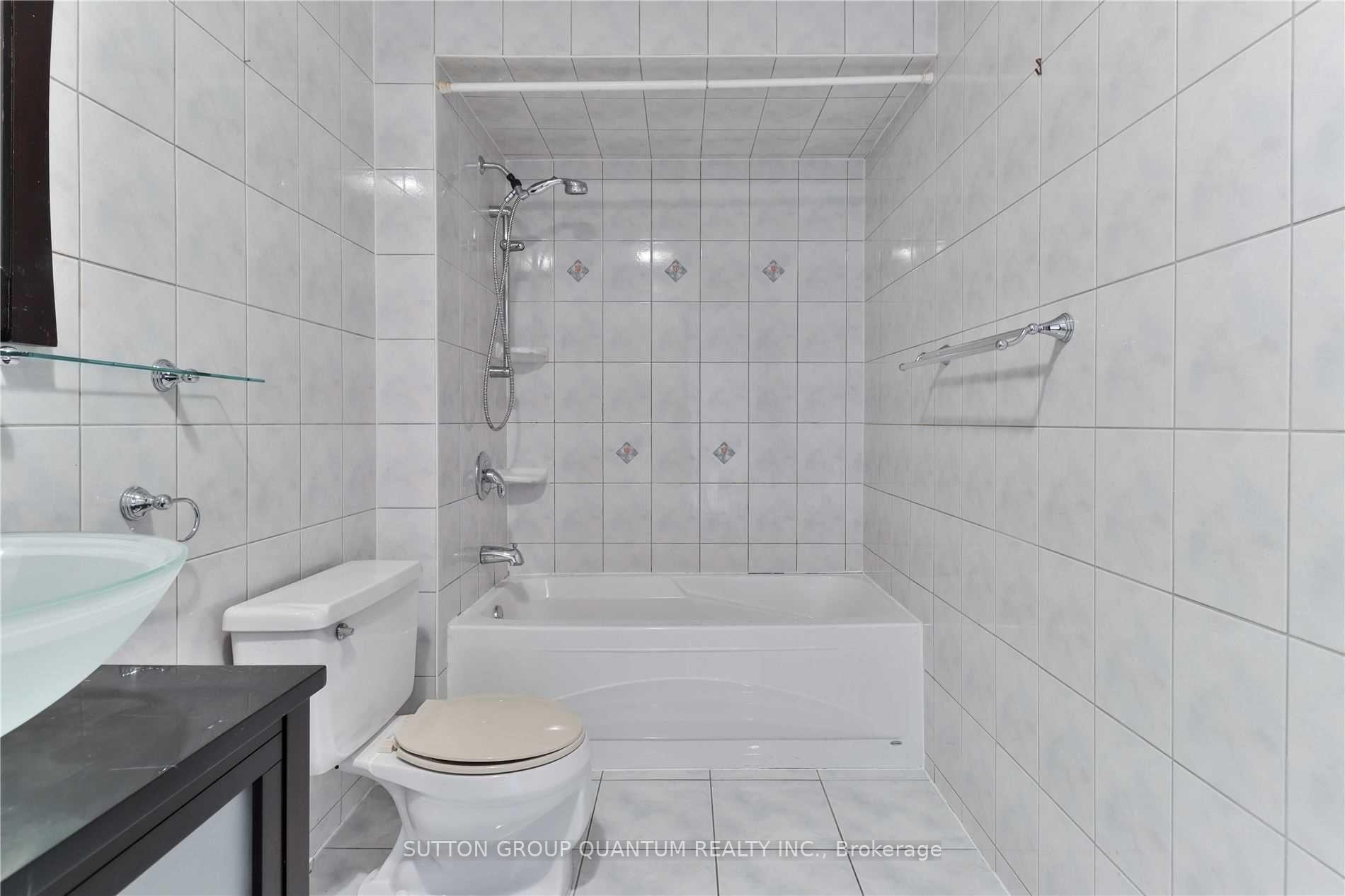 3 Bedrooms Condo at 1055 Shawnmarr, Mississauga For sale