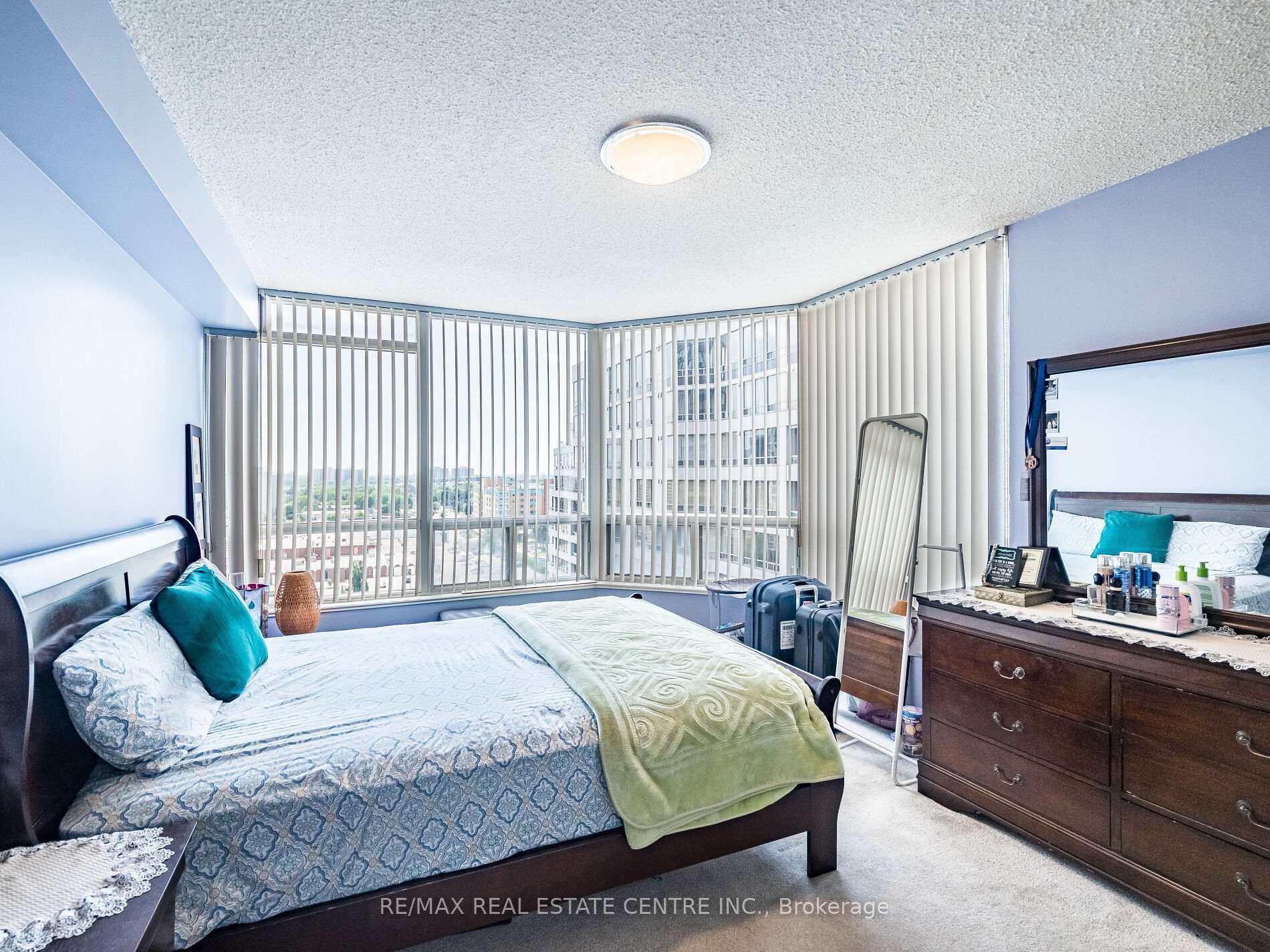 3 Bedrooms Condo at 168 Bonis, Toronto For sale