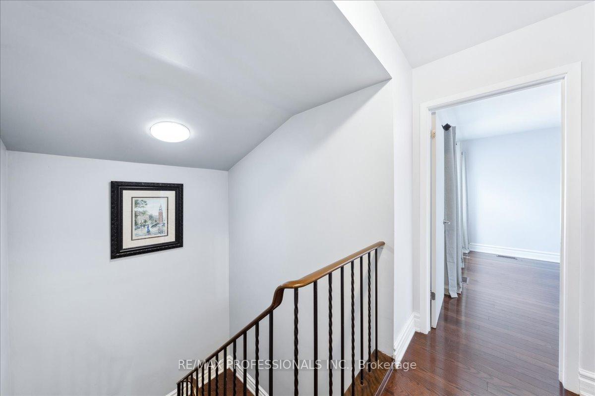3 Bedrooms Condo at 600 Silver Creek,  Mississauga For sale
