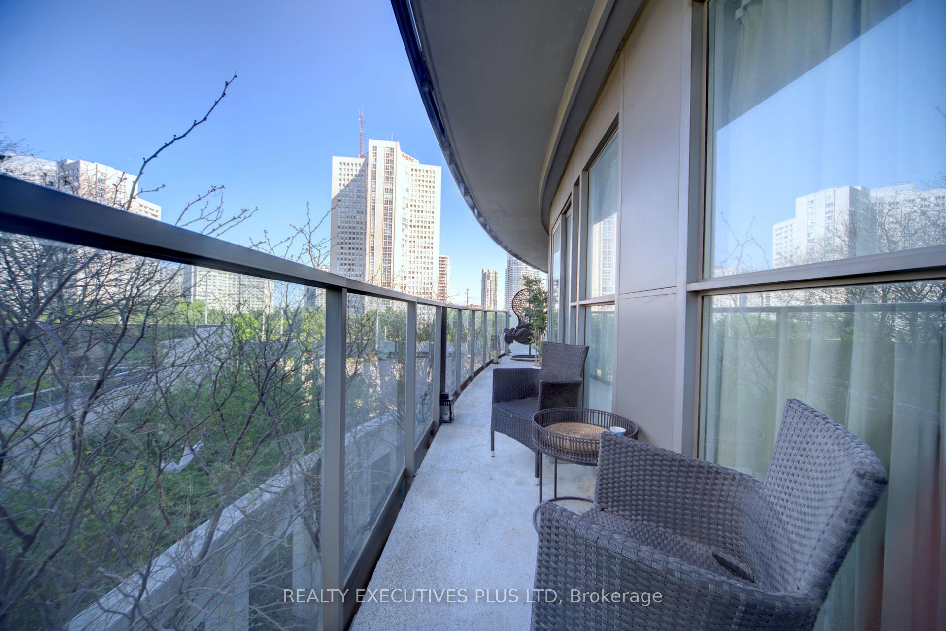 3 Bedrooms Condo at 60 Absolute, Mississauga For sale