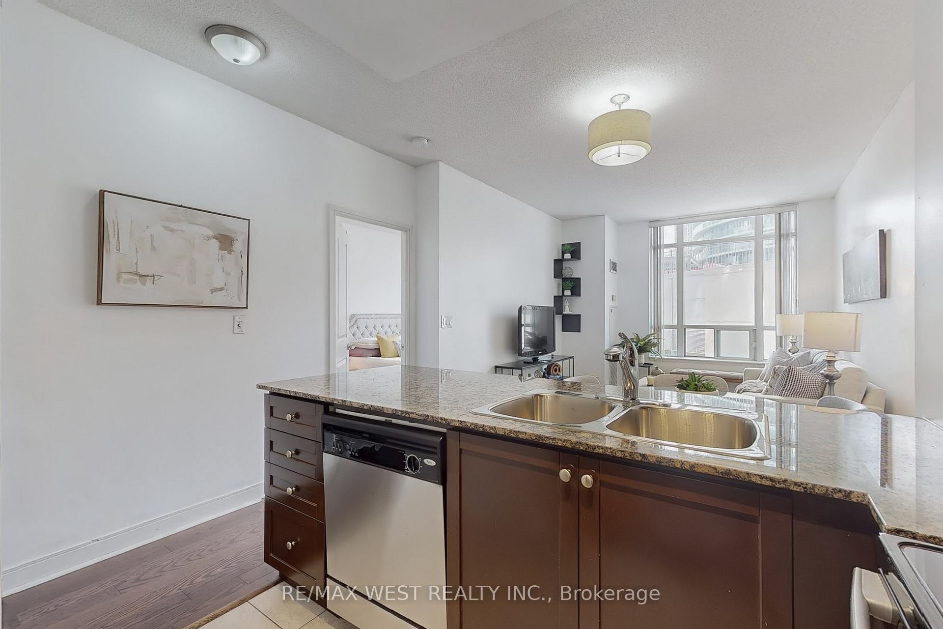 2 Bedrooms Condo at 80 Absolute, Mississauga For sale