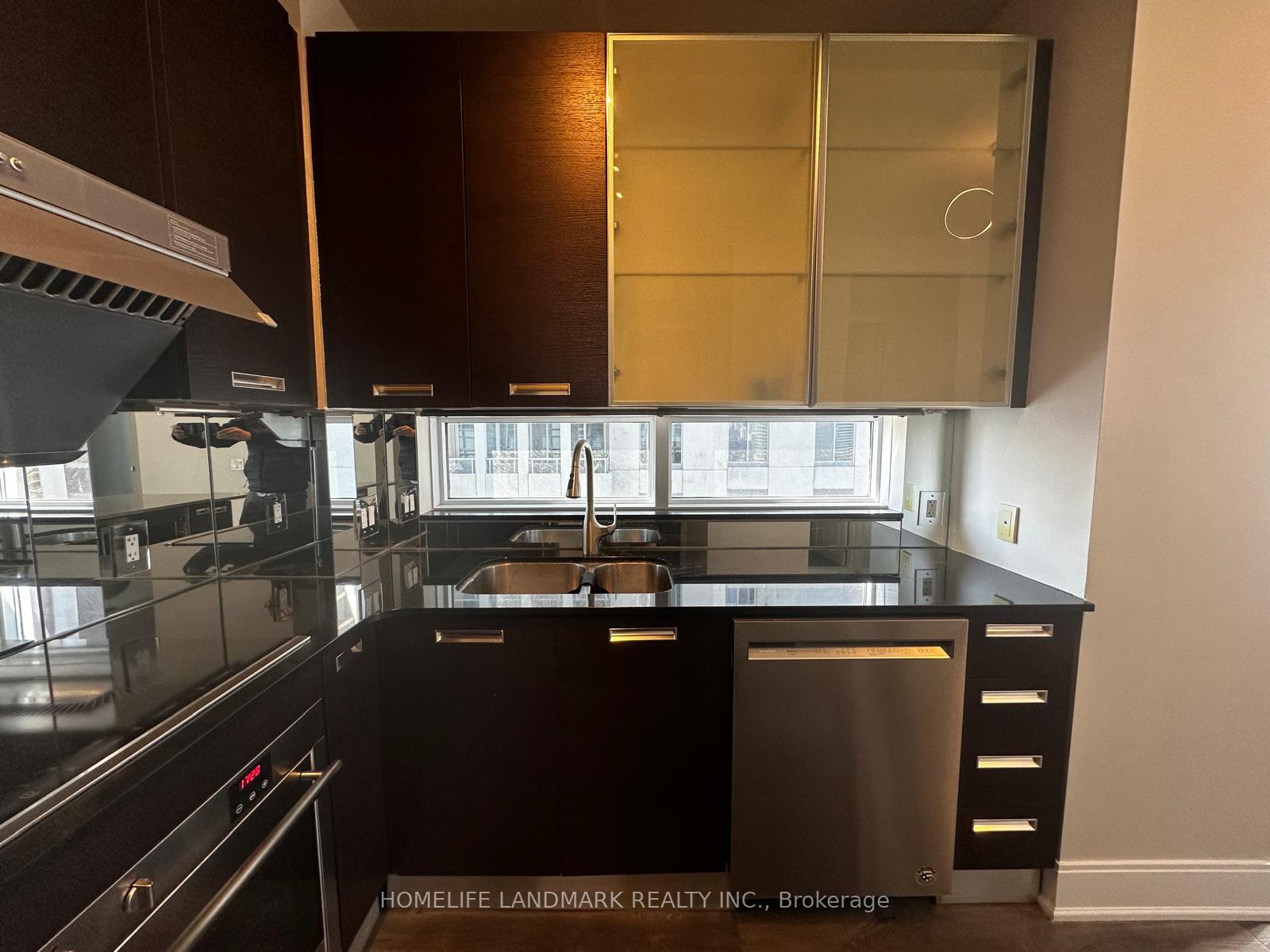 2 Bedrooms Condo at 21 Balmuto, Toronto For sale