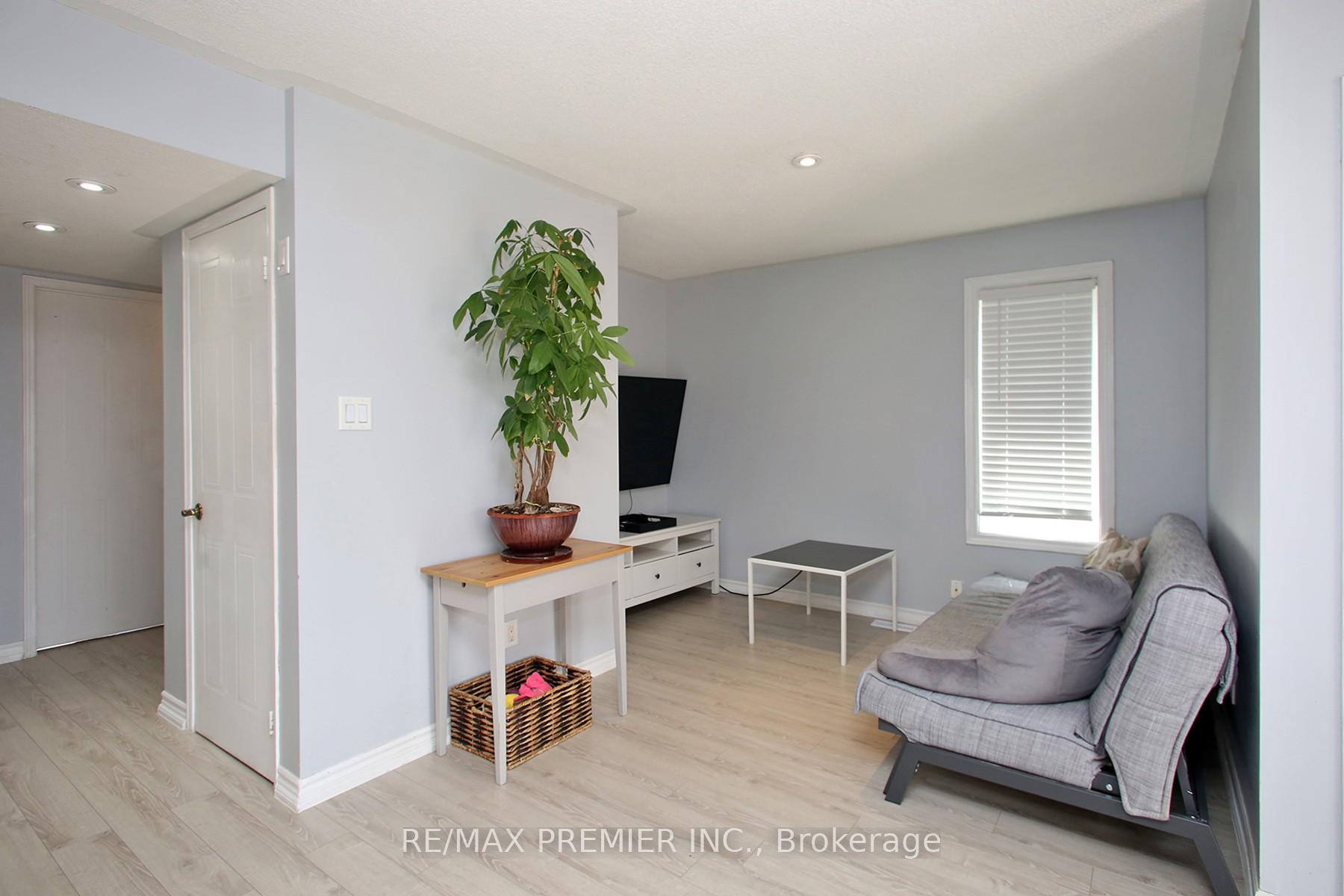 3 Bedrooms Condo at 45 Bristol, Mississauga For sale