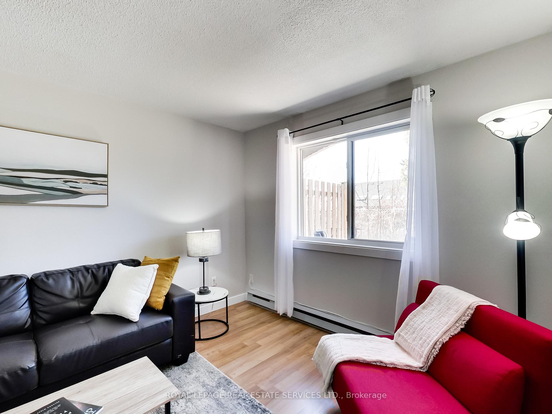 3 Bedrooms Condo at 1008 Falgarwood,  Oakville For sale