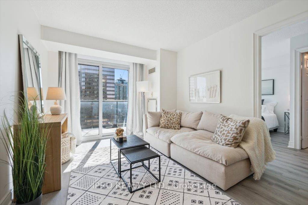 2 Bedrooms Condo at 15 Greenview, Toronto For sale