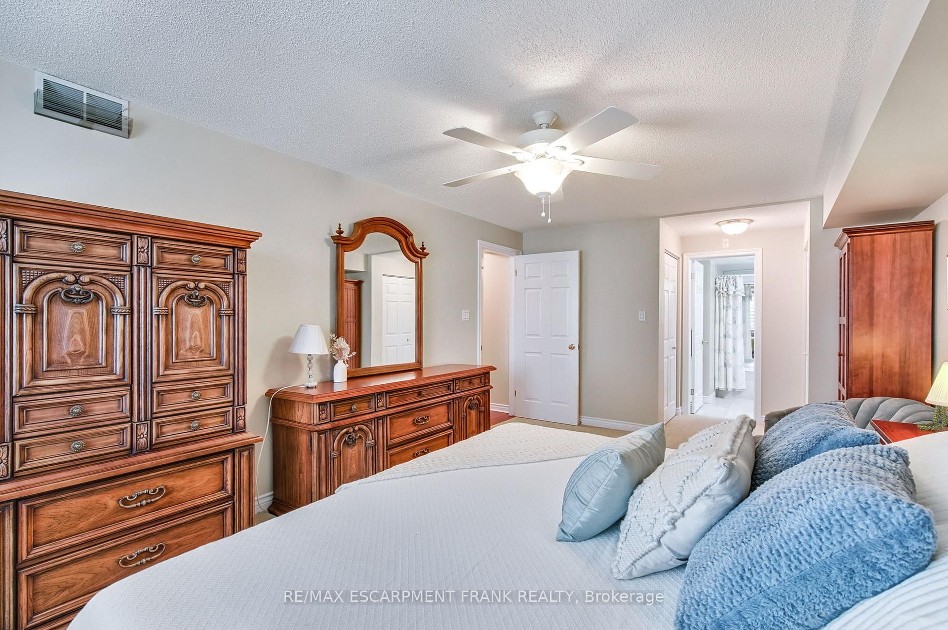 2 Bedrooms Condo at 970 Golf Links,  Hamilton For sale