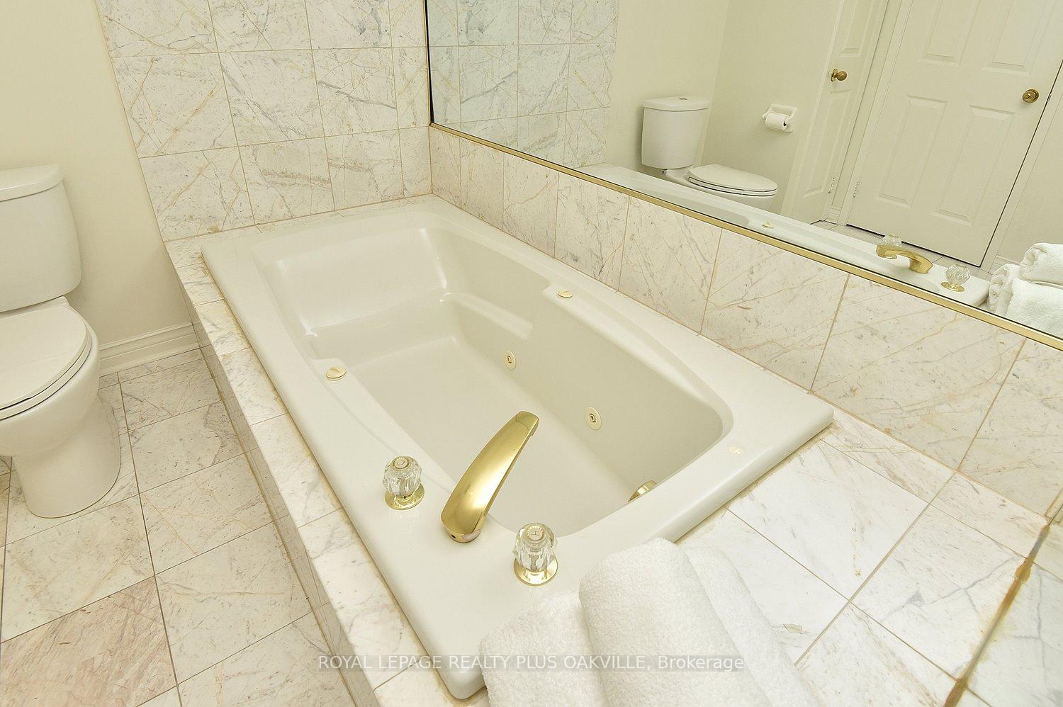 2 Bedrooms Condo at 2190 Lakeshore, Burlington For sale