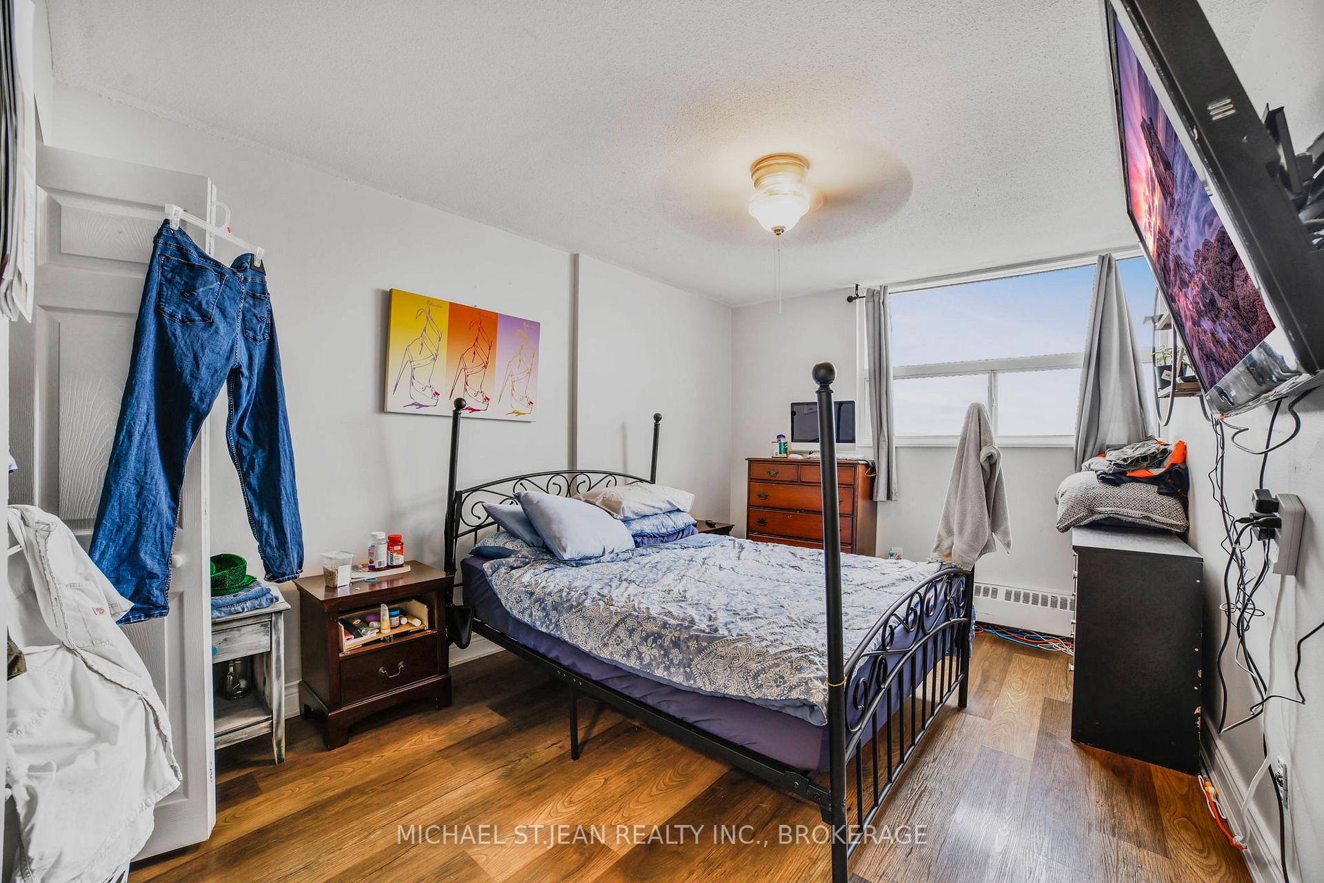 3 Bedrooms Condo at 15 Albright,  Hamilton For sale