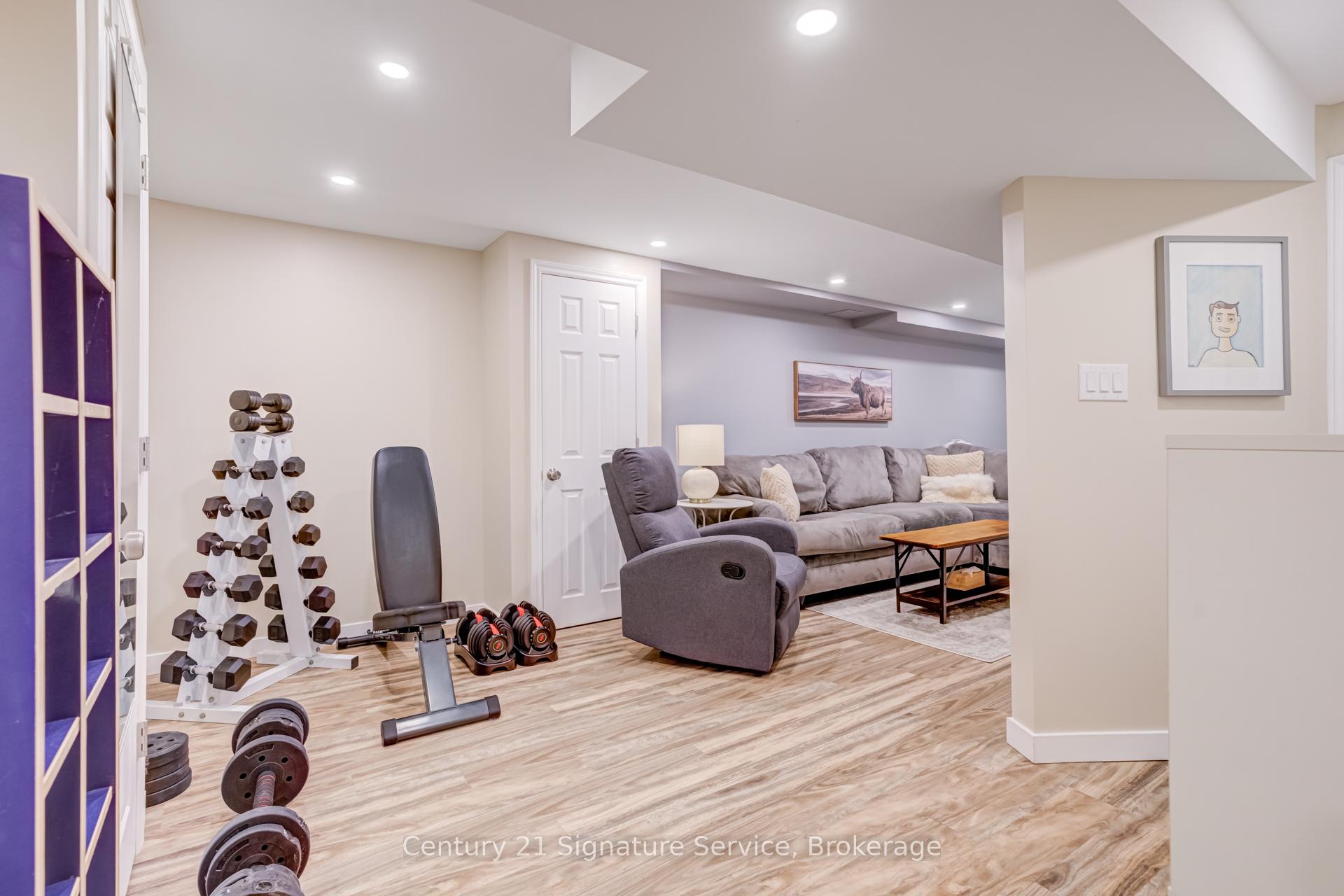 3 Bedrooms Condo at 2230 Walkers, Burlington For sale