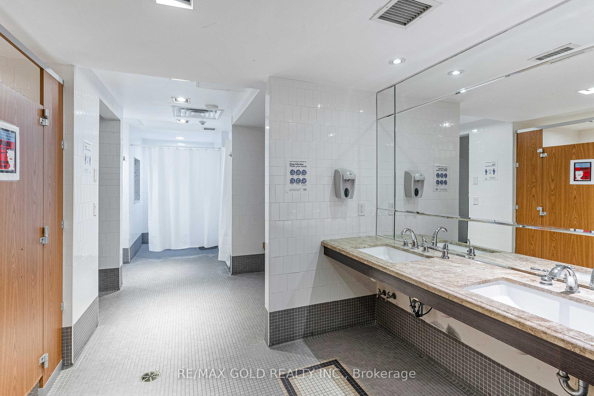2 Bedrooms Condo at 388 Prince Of Wales, Mississauga For sale
