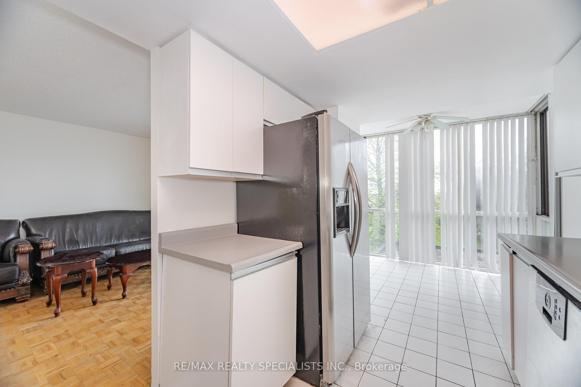 3 Bedrooms Co-op at 350 Webb, Mississauga For sale