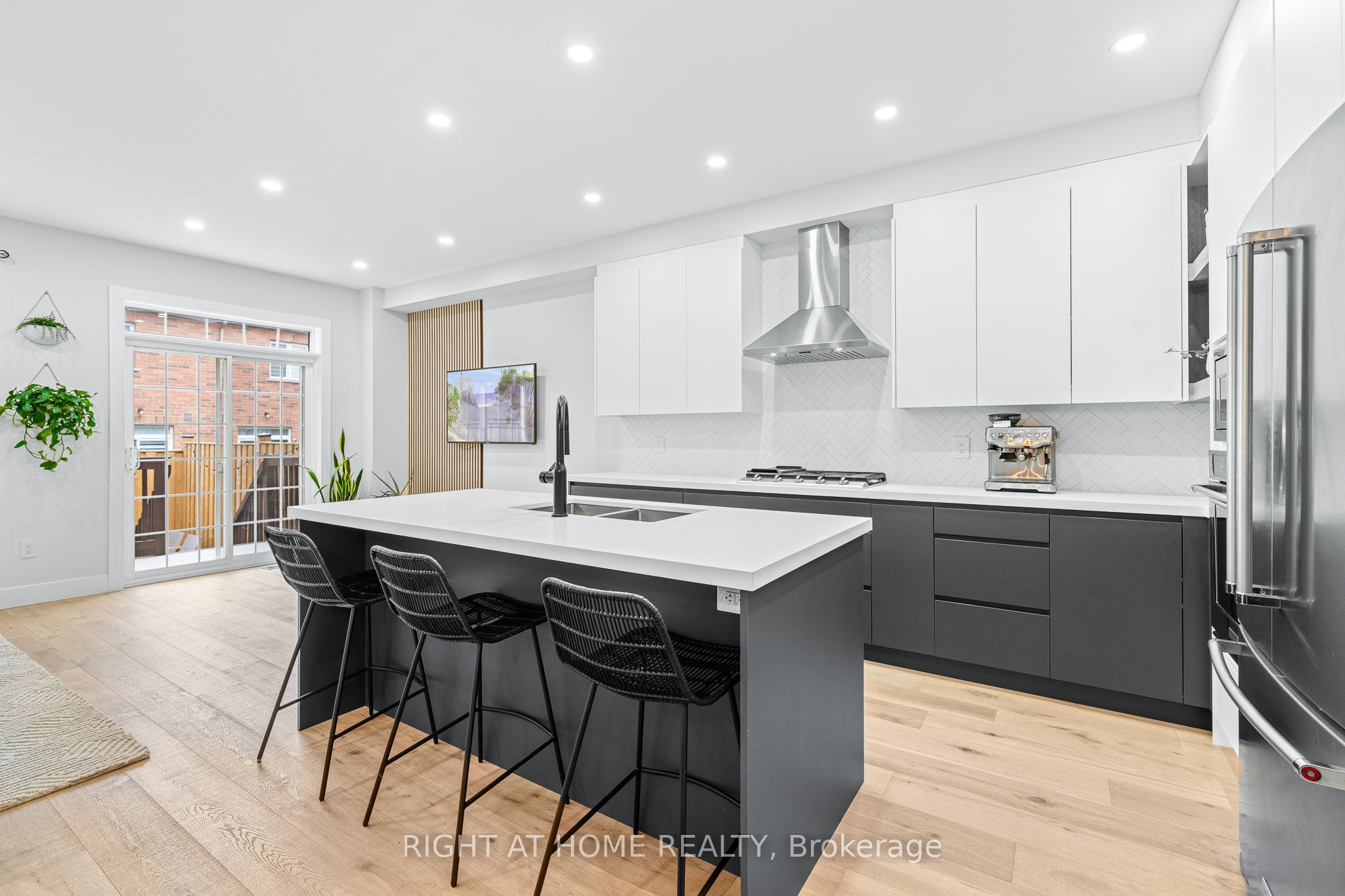 8777 Dufferin Street, #13