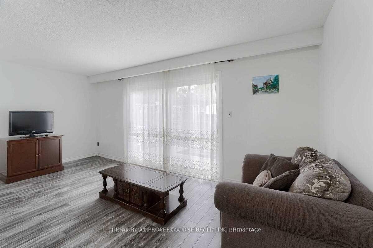 4 Bedrooms Condo at 3175 Kirwin, Mississauga For sale