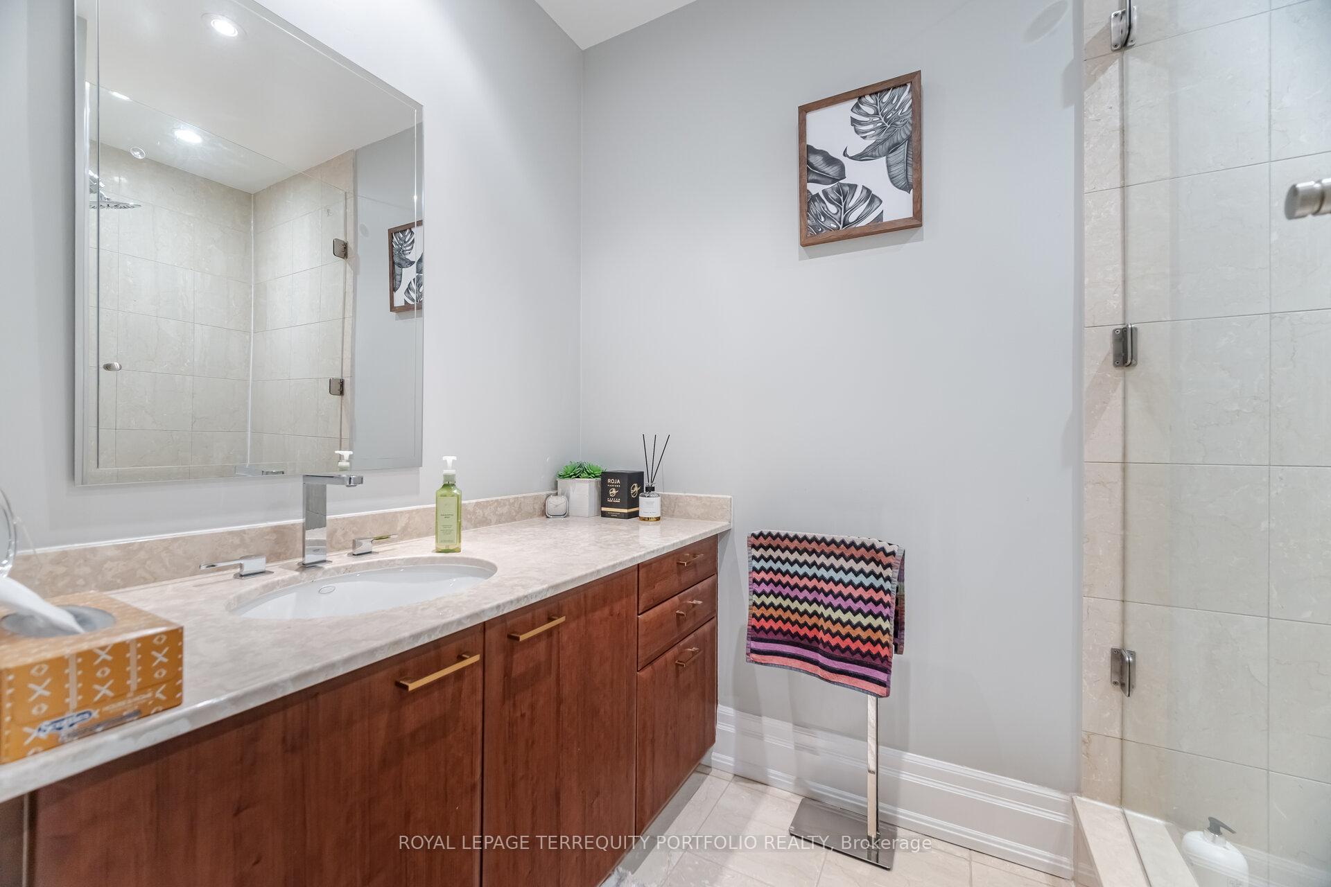 4 Bedrooms Condo at 51 York Mills,  Toronto For sale