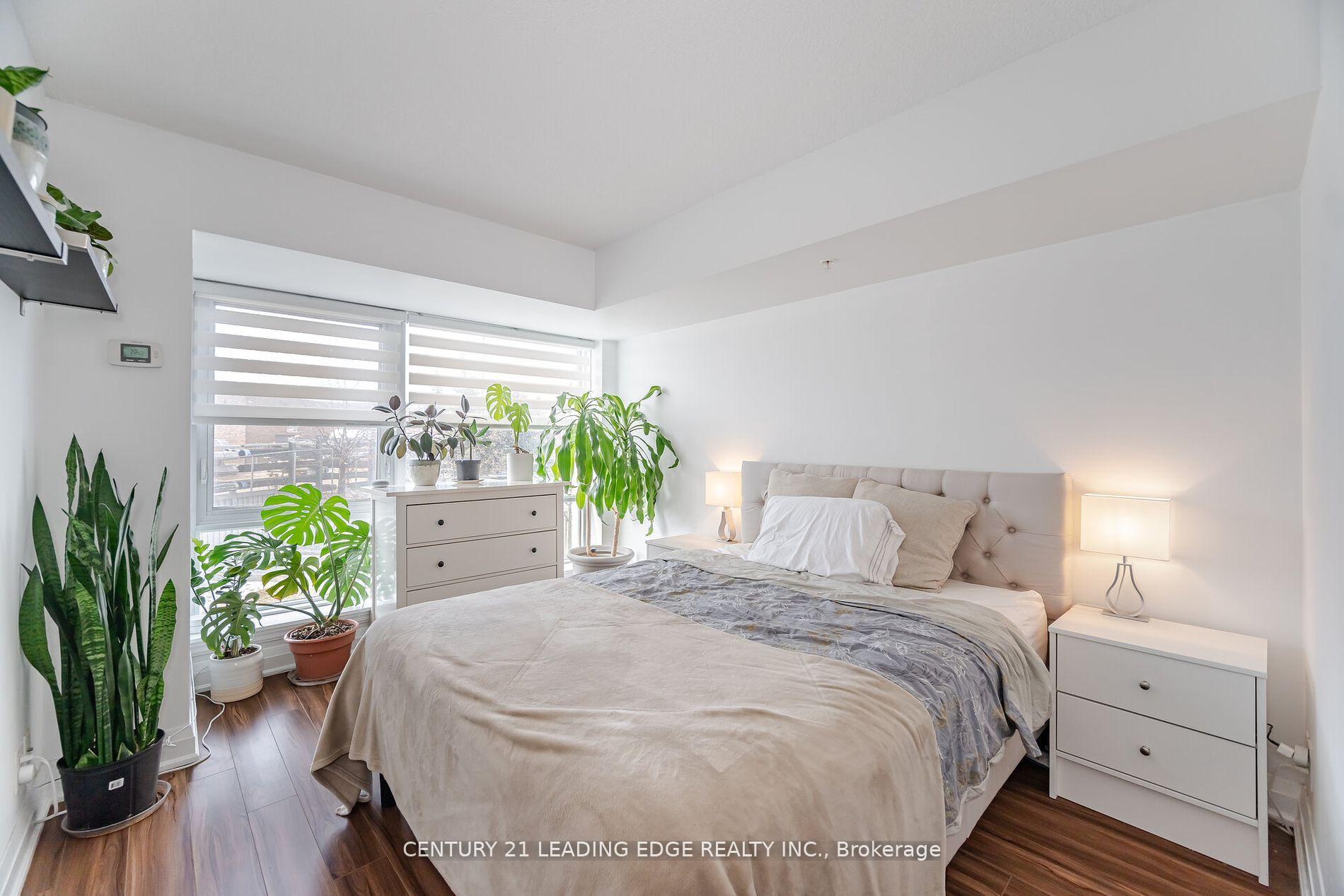 2 Bedrooms Condo at 24 Woodstream, Vaughan For sale