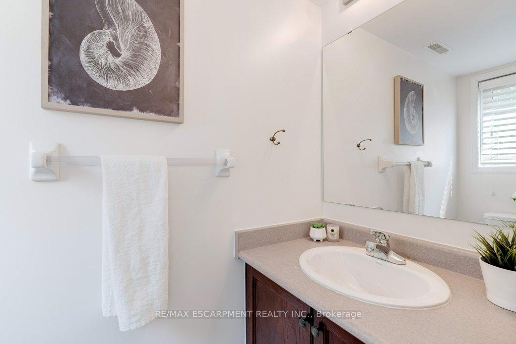 4 Bedrooms Condo at 5090 Fairview, Burlington For sale