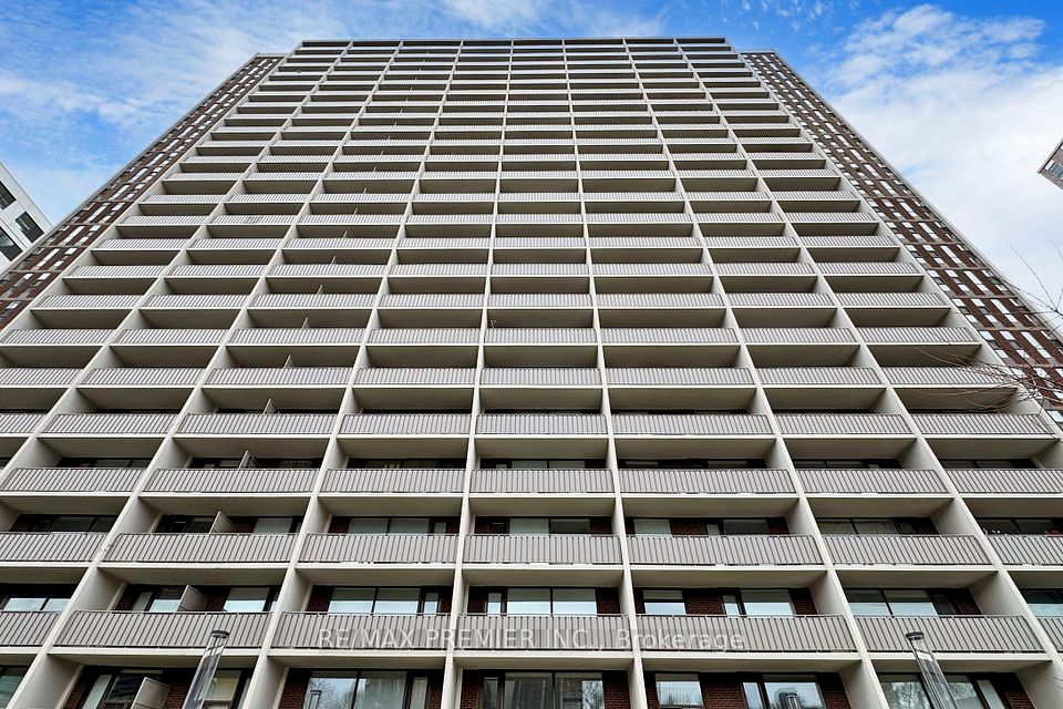 666 Spadina