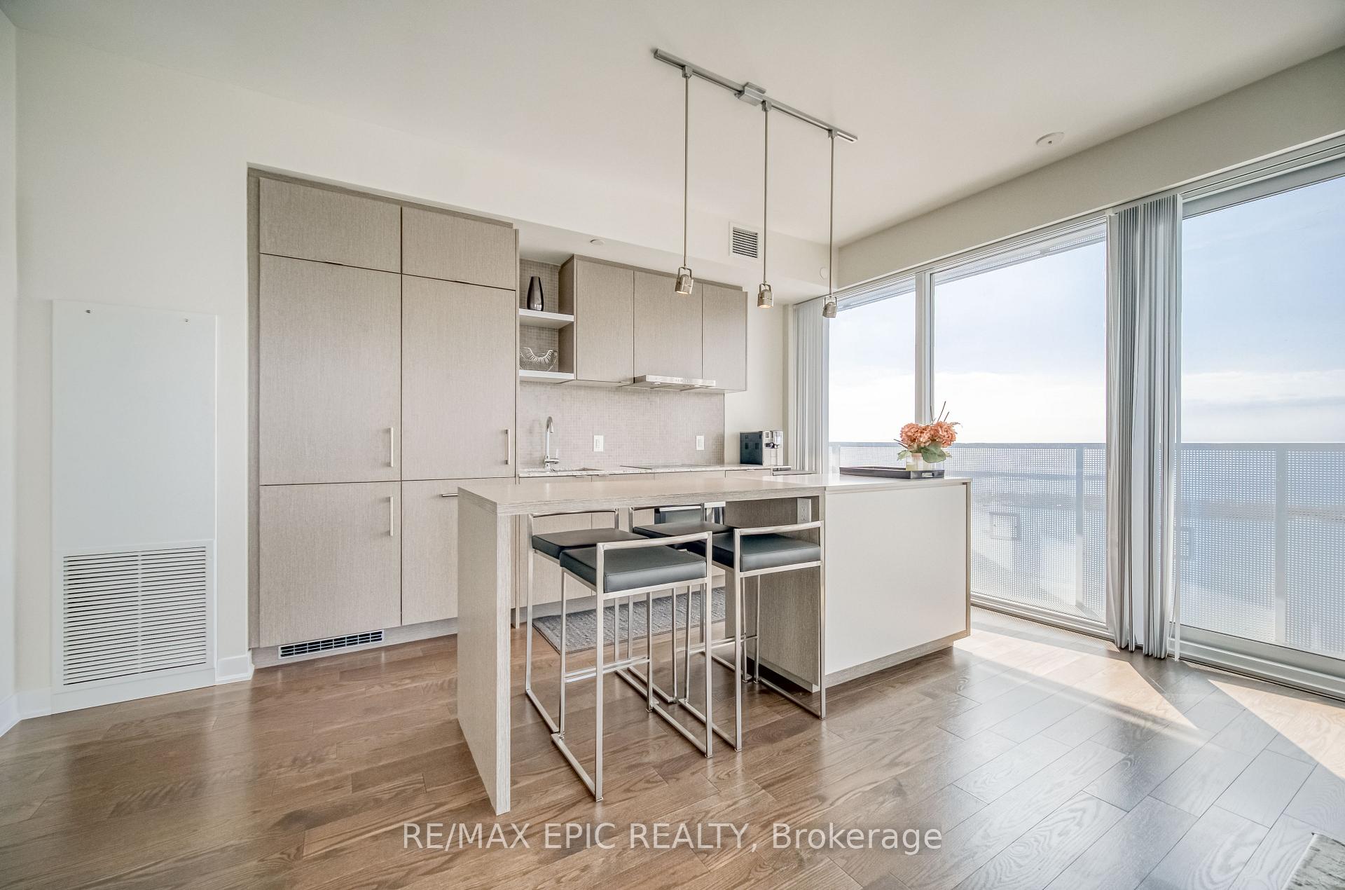 3 Bedrooms Condo at 88 Harbour,  Toronto For sale