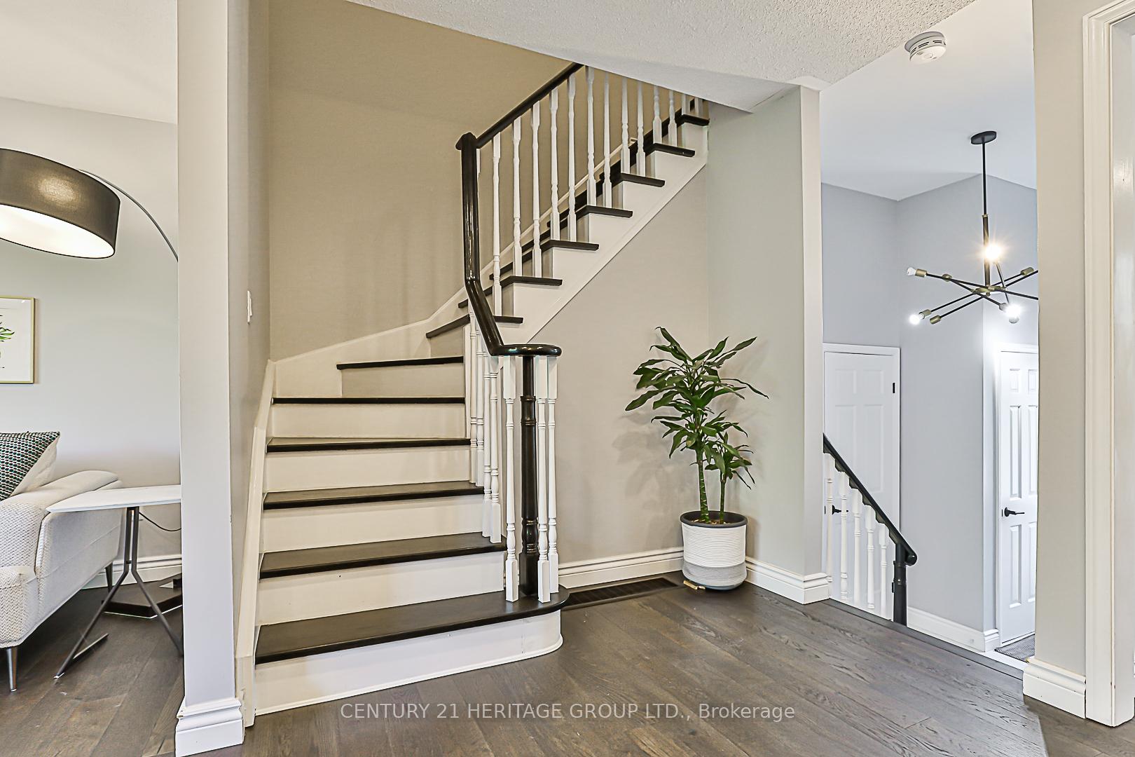 3 Bedrooms Condo at 4 Vale Carse,  Toronto For sale