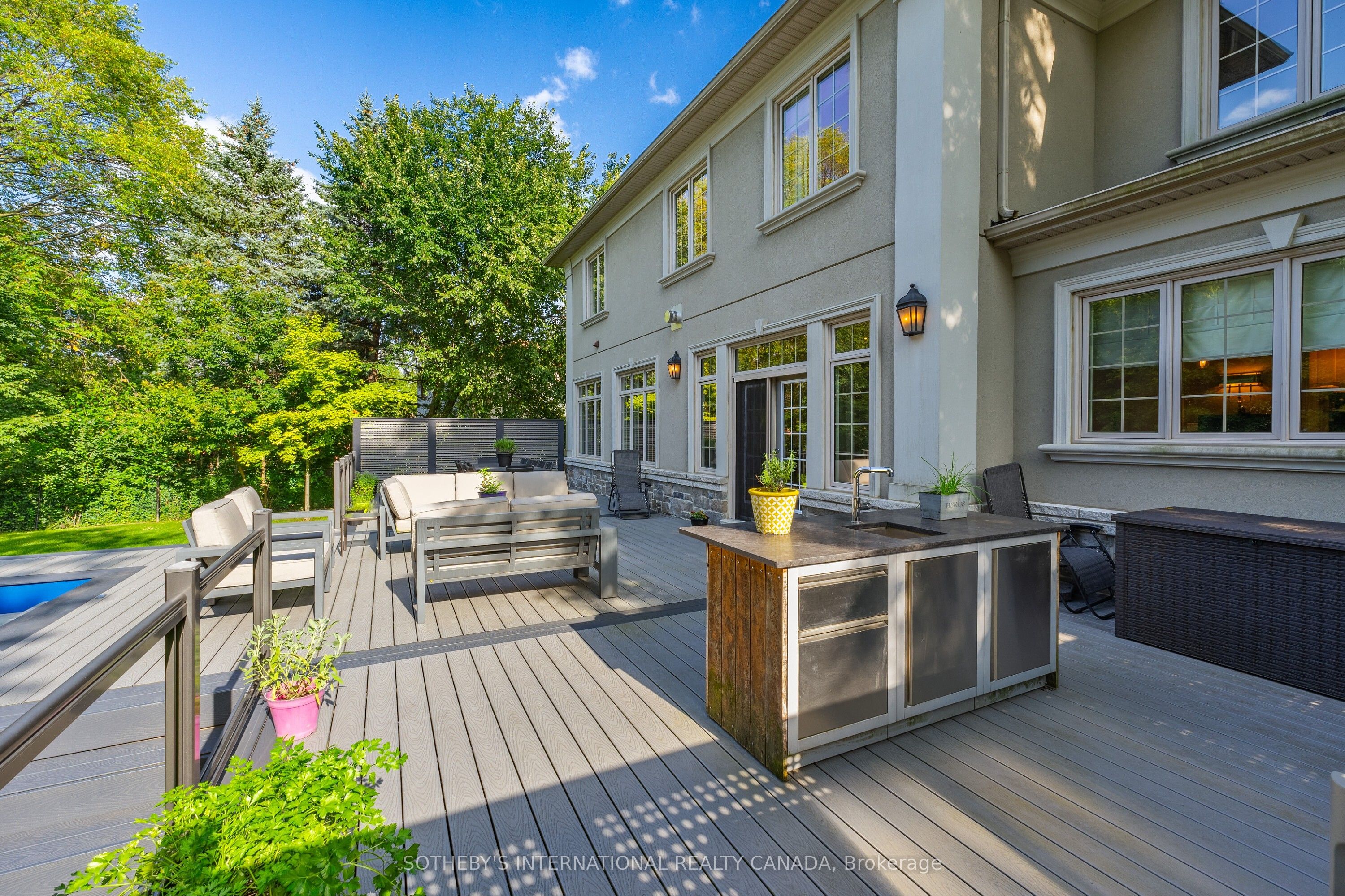 8 Thornhill Avenue