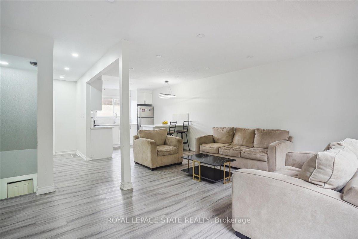 3 Bedrooms Condo at 36 Greendale,  Hamilton For sale