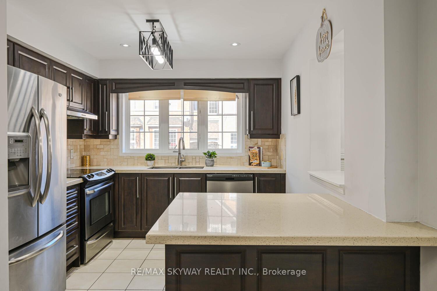 3 Bedrooms Condo at 50 Strathaven,  Mississauga For sale
