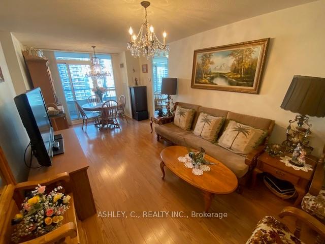 2 Bedrooms Condo at 23 Hollywood,  Toronto For sale
