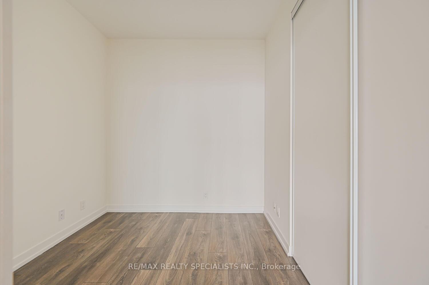 2 Bedrooms Condo at 5 BUTTERMILL, Vaughan For sale