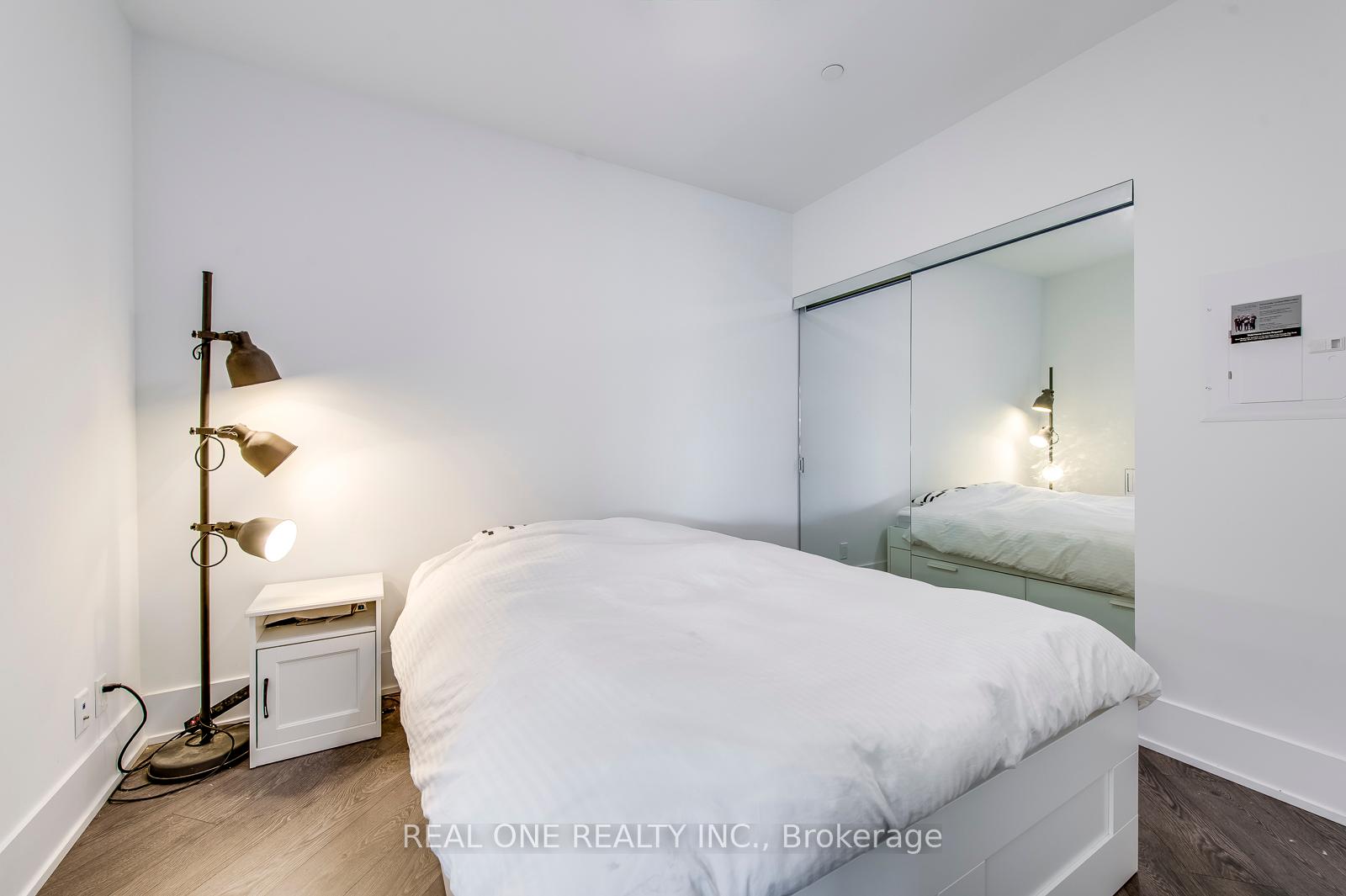 2 Bedrooms Condo at 1 Edgewater, Toronto For sale