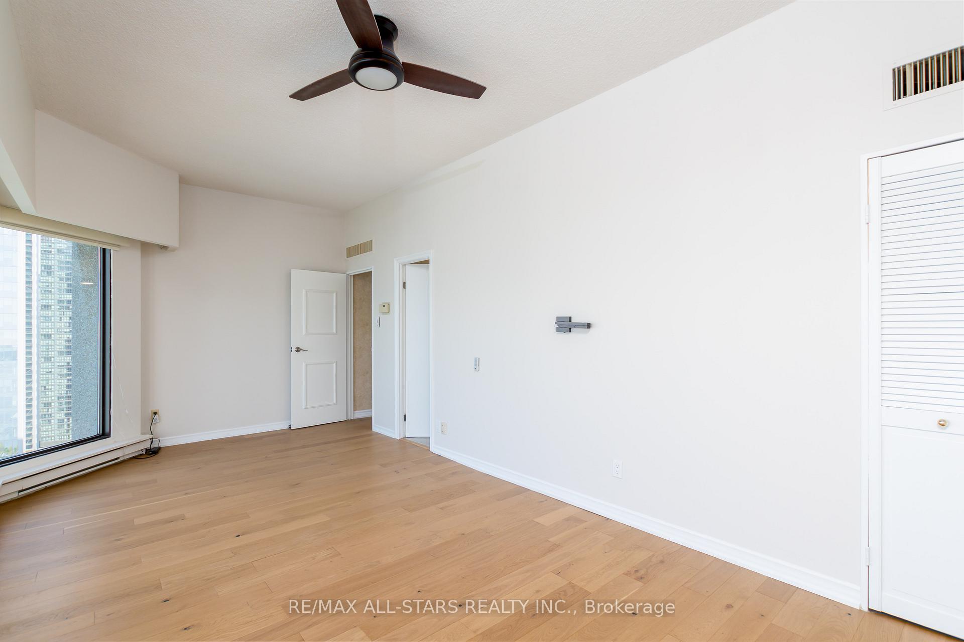 1 Bedroom Condo at 55 Harbour, Toronto For sale