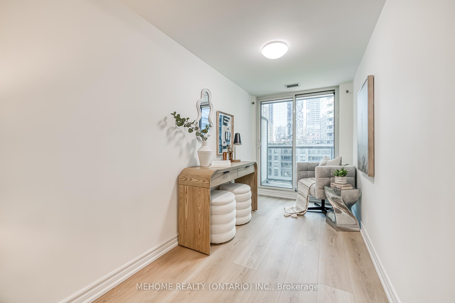 3 Bedrooms Condo at 19 Grand Trunk, Toronto For sale