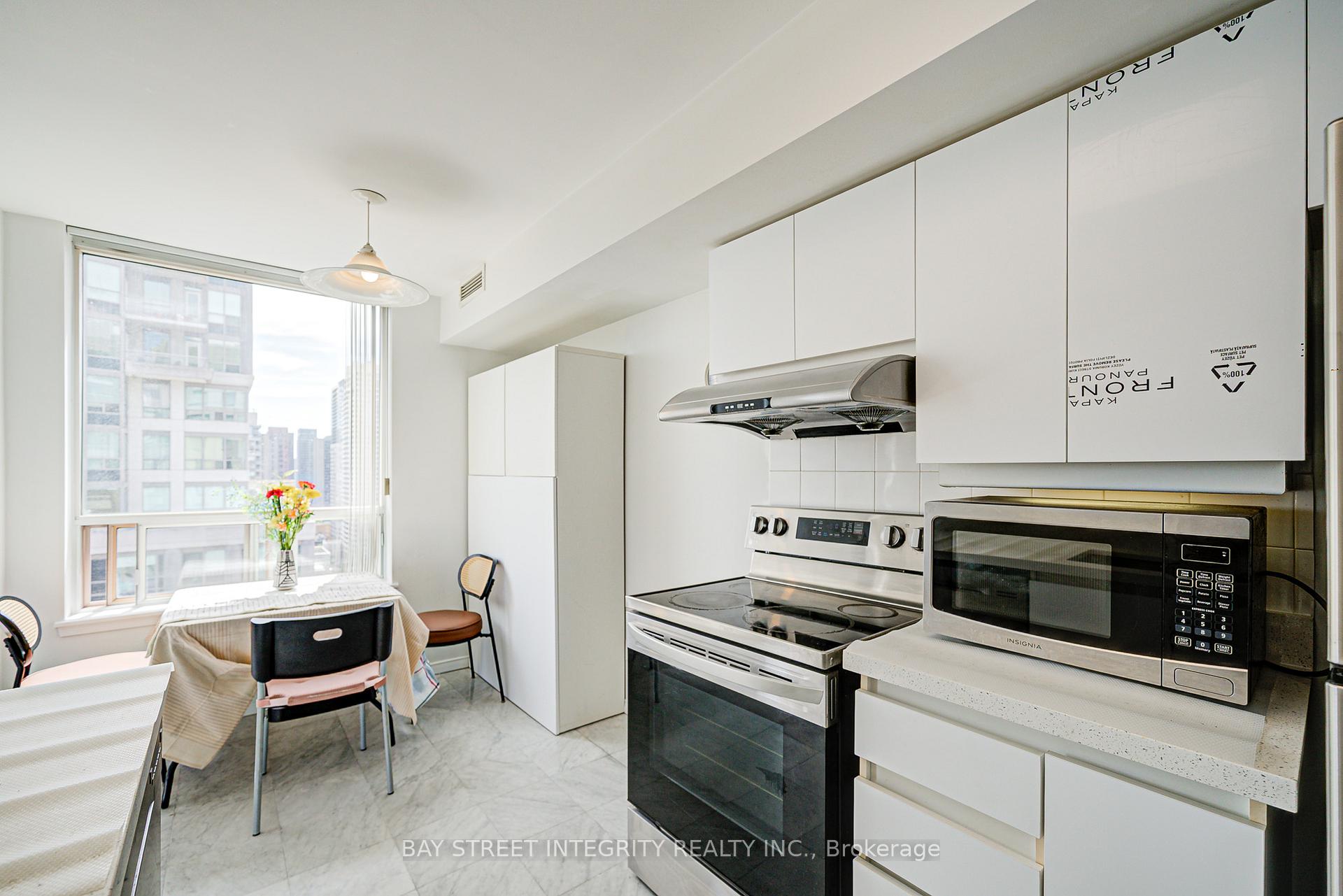 2 Bedrooms Condo at 18 Hillcrest,  Toronto For sale