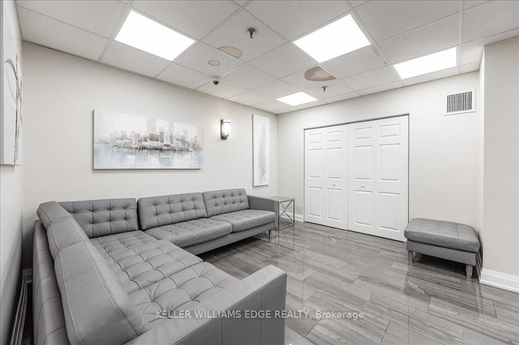 2 Bedrooms Condo at 1270 Maple Crossing, Burlington For sale