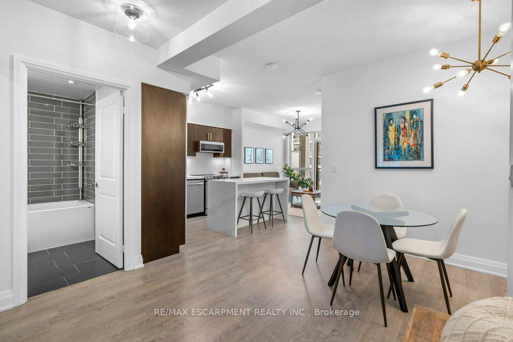 2 Bedrooms Condo at 55 Speers, Oakville For sale