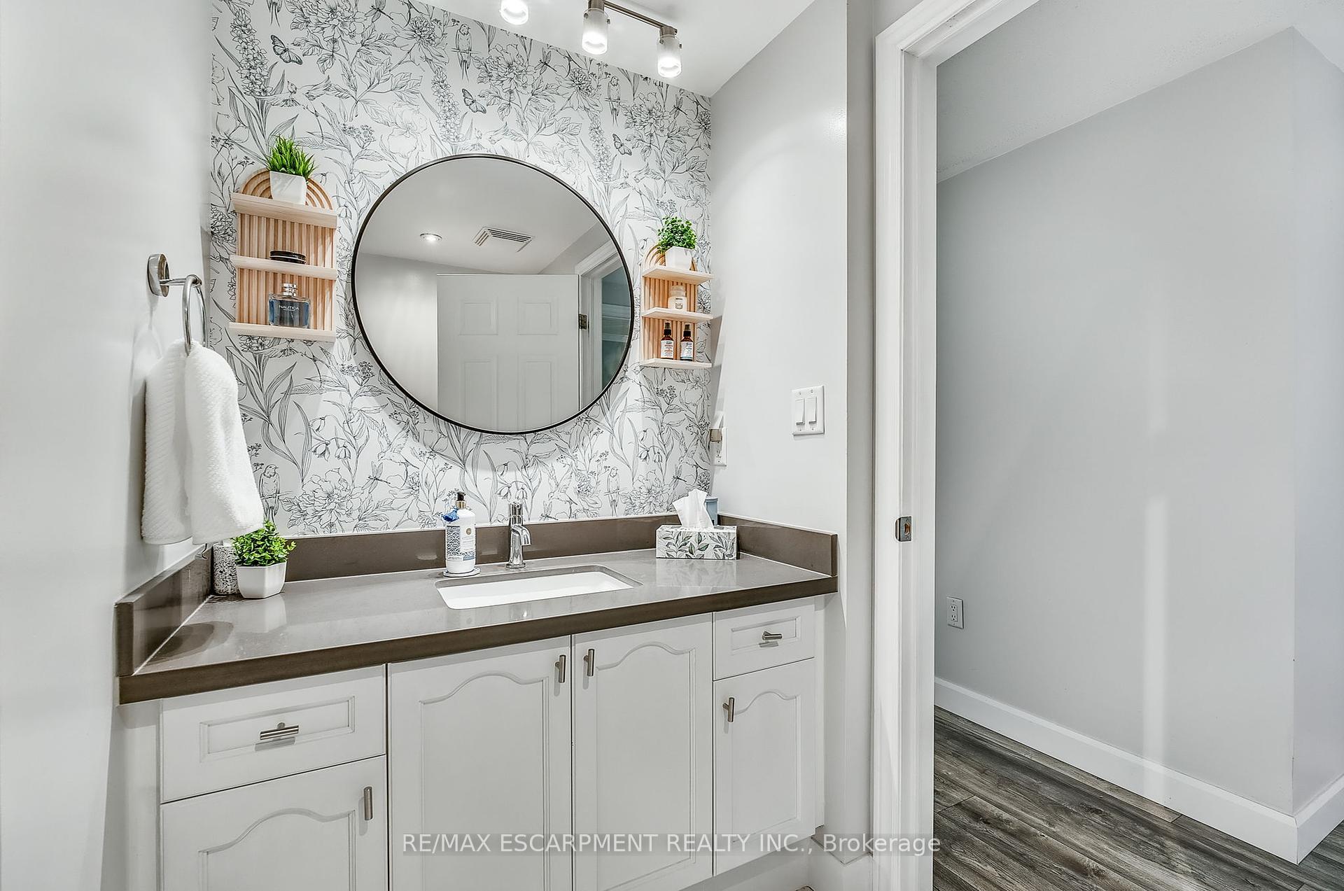2 Bedrooms Condo at 4045 UPPER MIDDLE, Burlington For sale