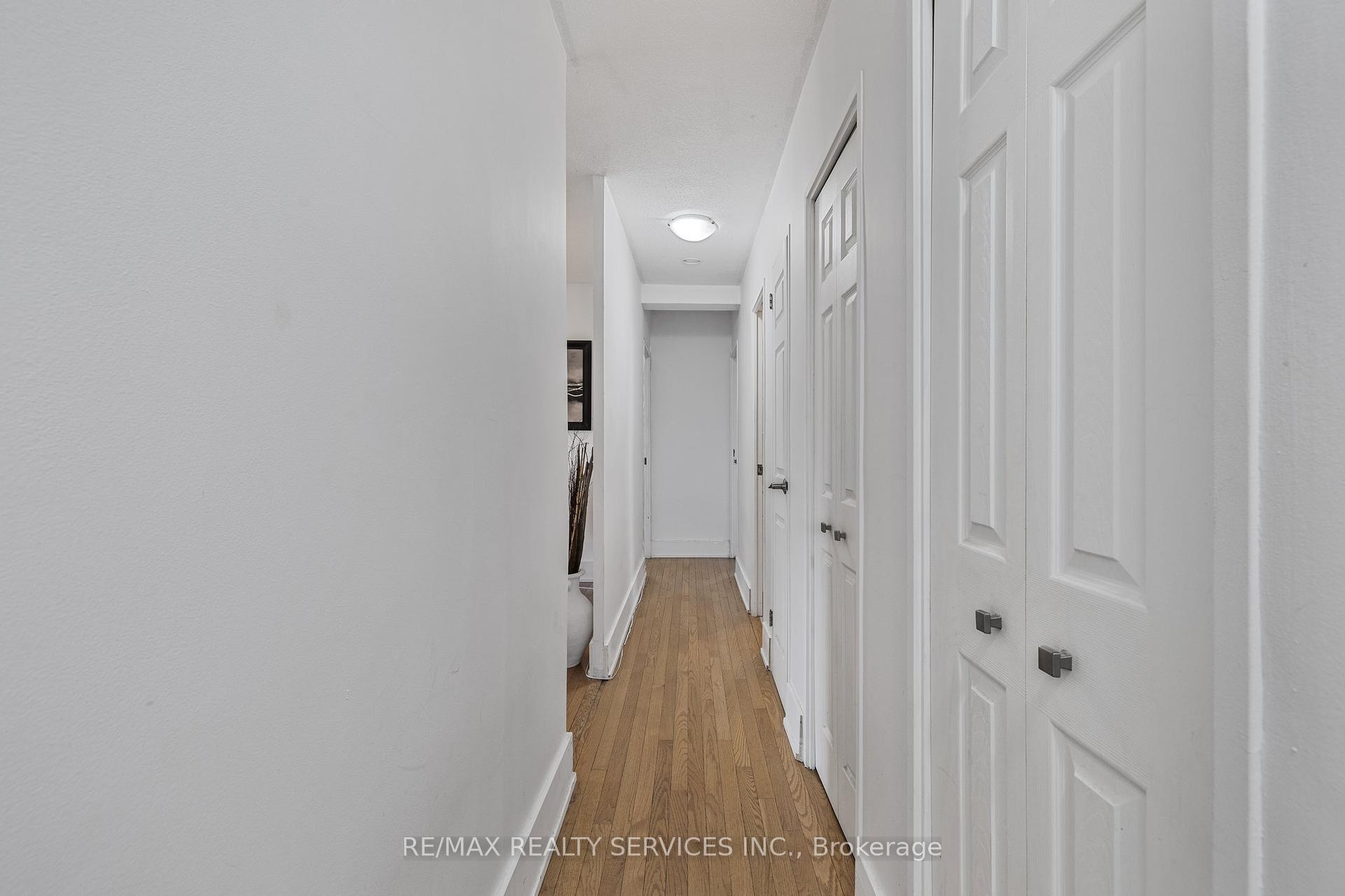 2 Bedrooms Condo at 15 Elizabeth, Mississauga For sale