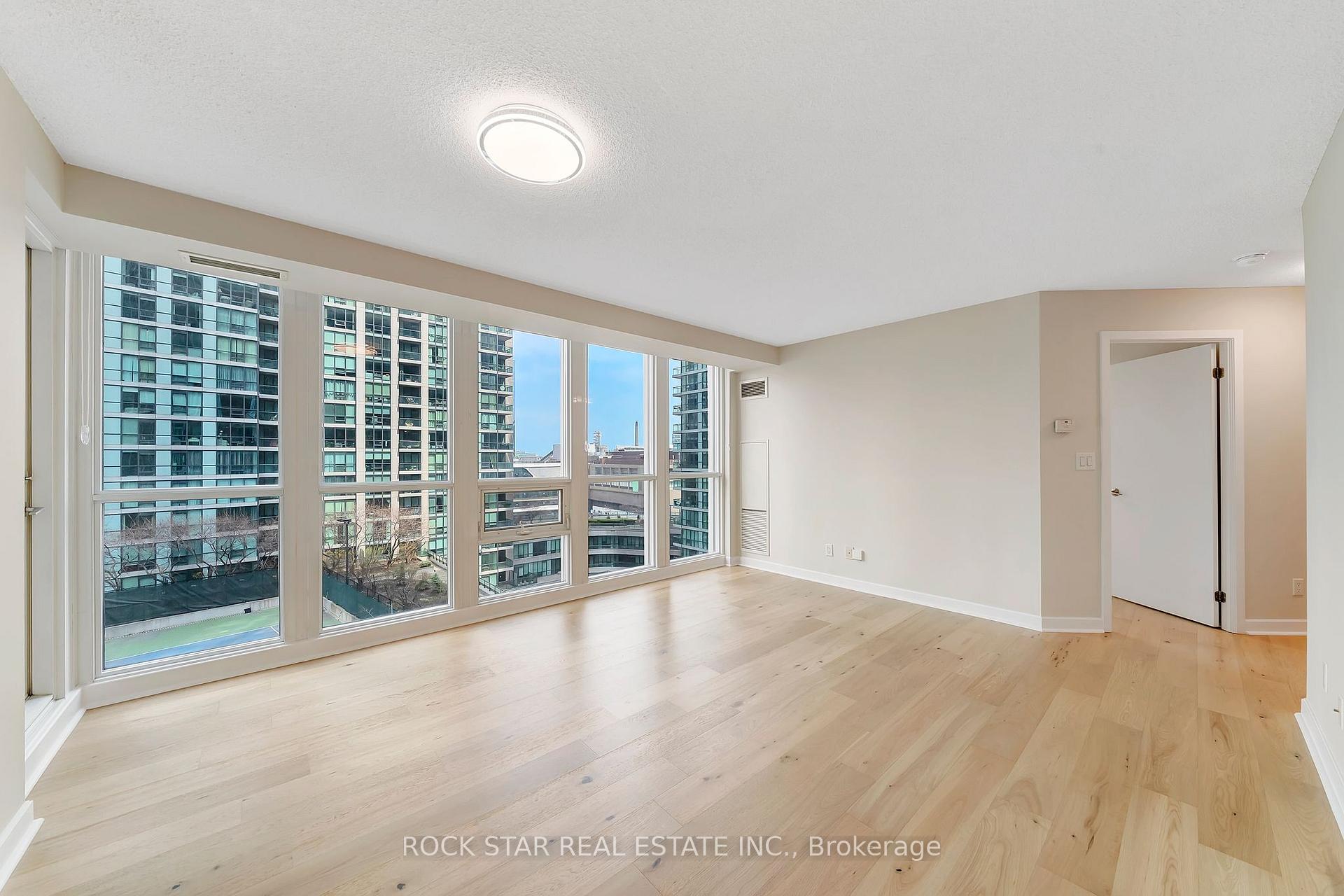 2 Bedrooms Condo at 18 Harbour,  Toronto For sale