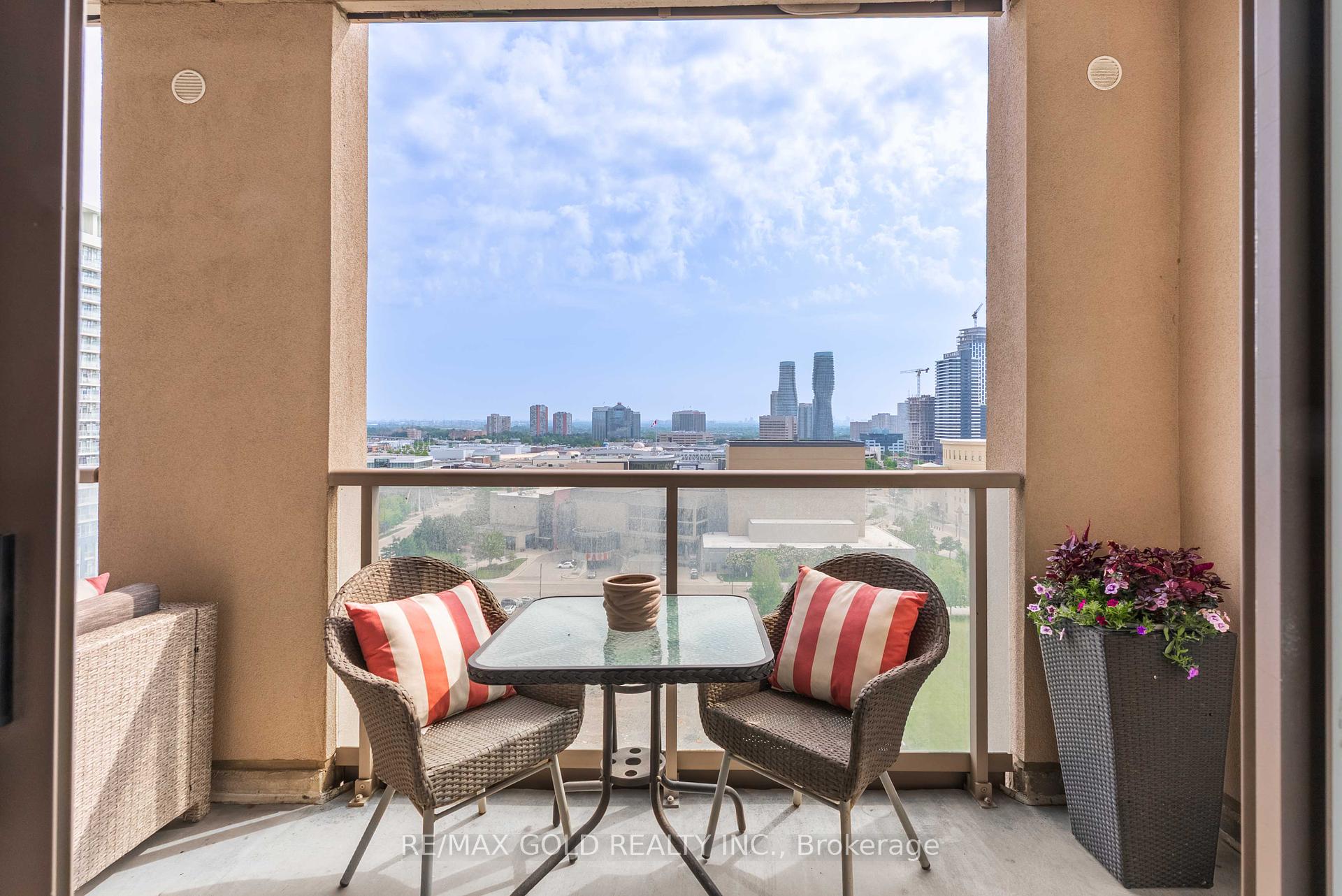 2 Bedrooms Condo at 388 Prince Of Wales, Mississauga For sale