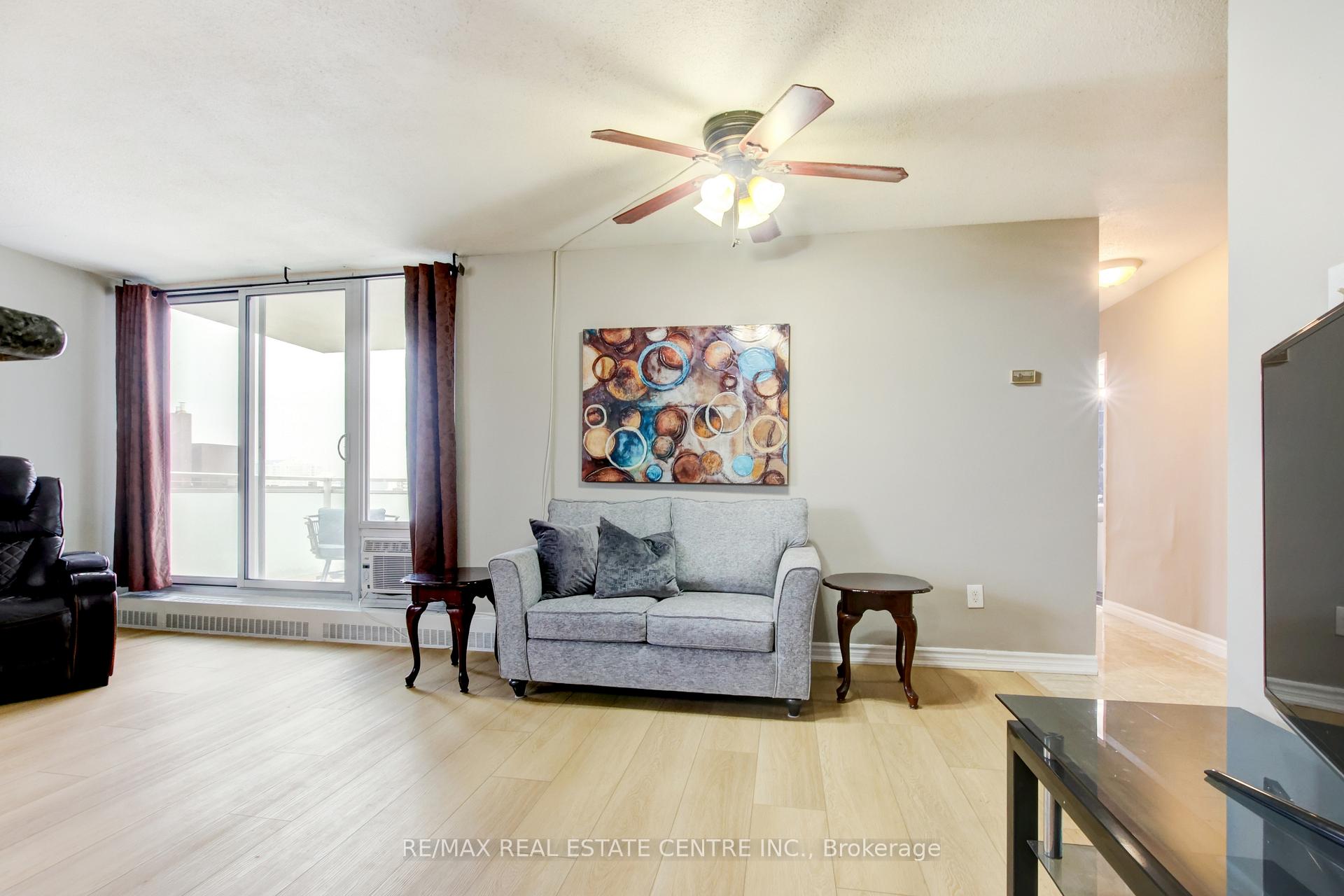 3 Bedrooms Condo at 2345 Confederation, Mississauga For sale